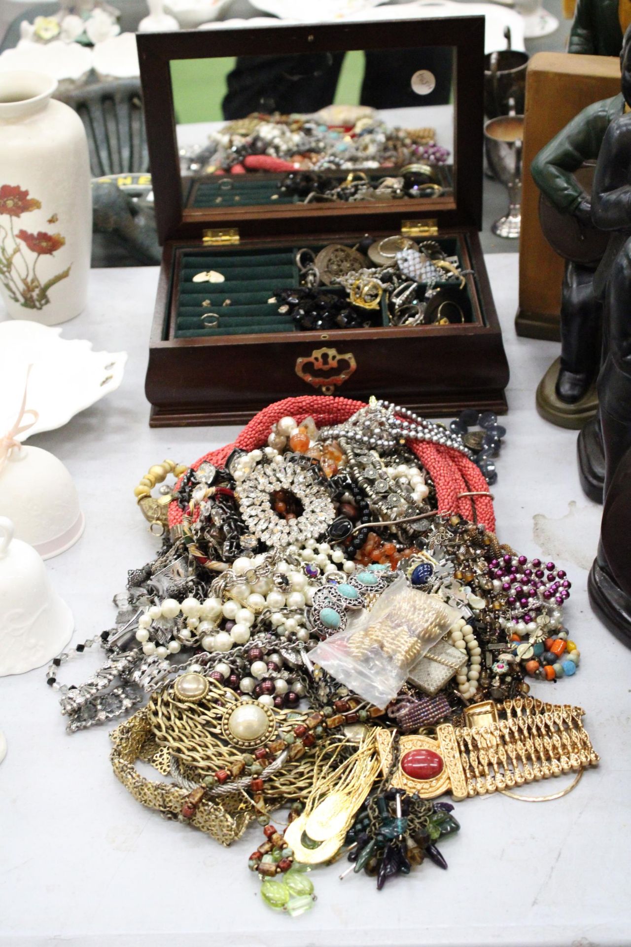 A LARGE MIXED LOT OF JEWELLERY TO INCLUDE EARINGS, BROOCHES, NECKLACES ETC PLUS A JEWELLERY BOX