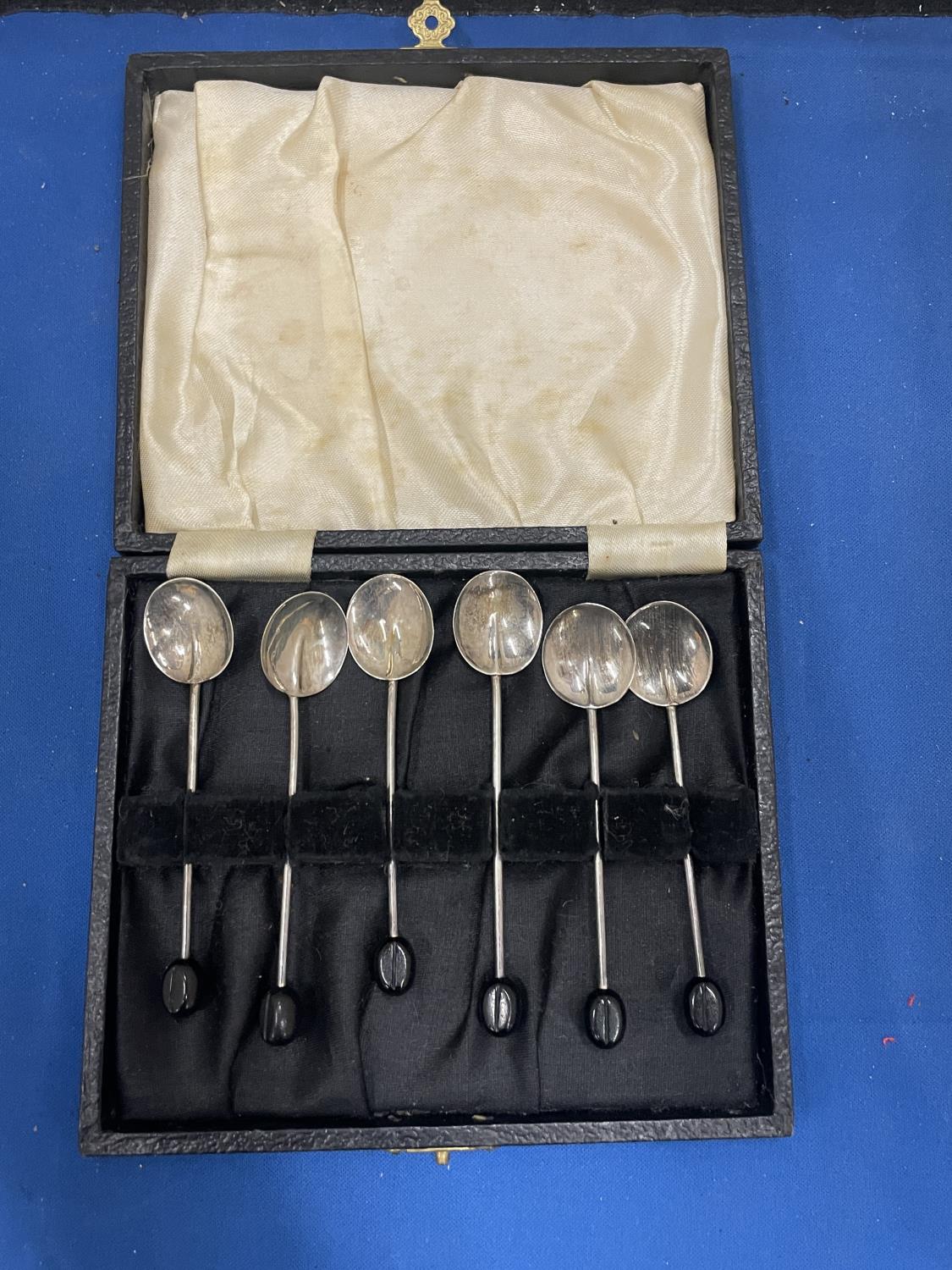 A SET OF SIX CASED HALLMARKED BIRMINGHAM SILVER COFFEE BEAN SPOONS