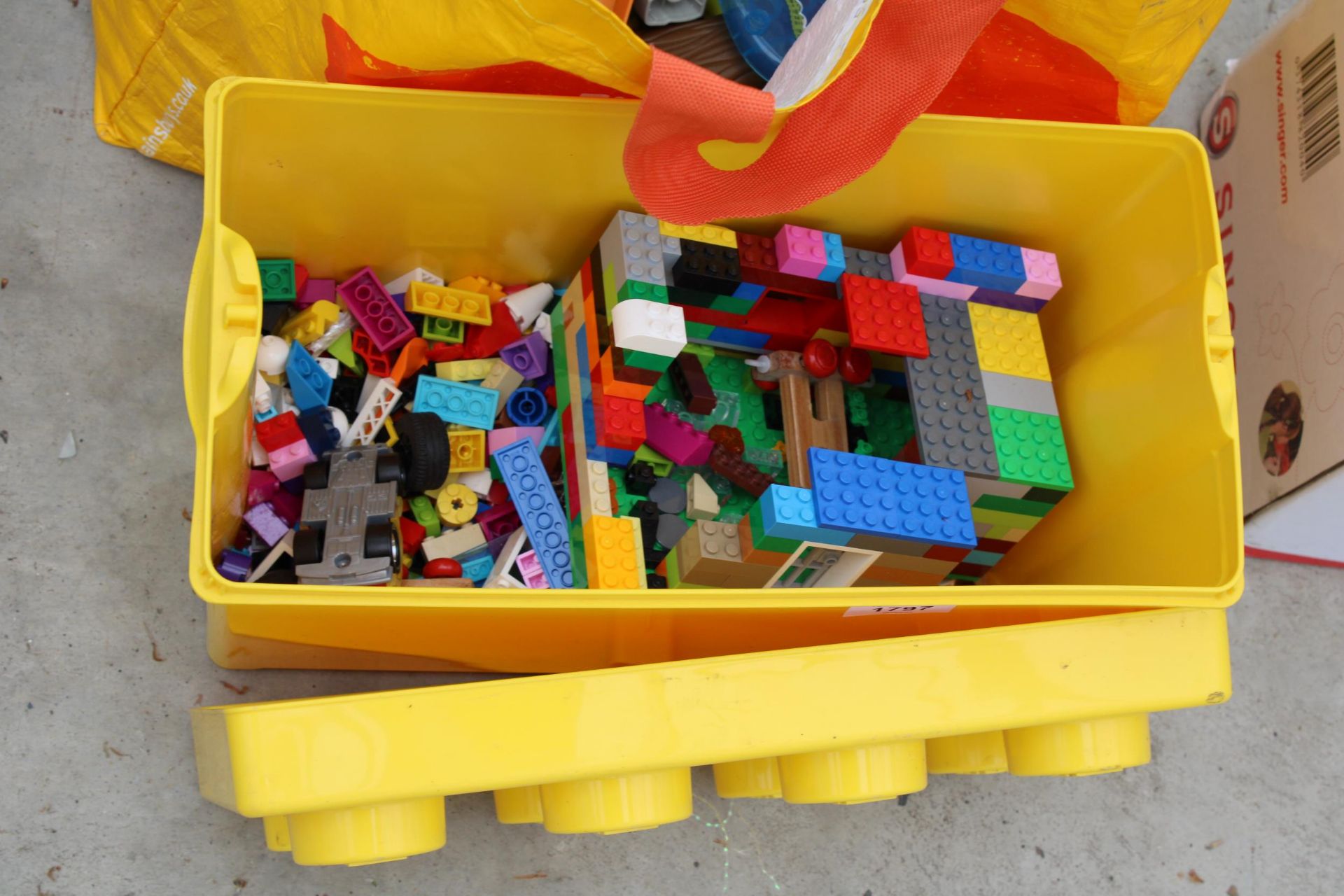 AN ASSORTMENT OF LEGO AND DUPLO STYLE MEGA BLOCKS - Image 2 of 3