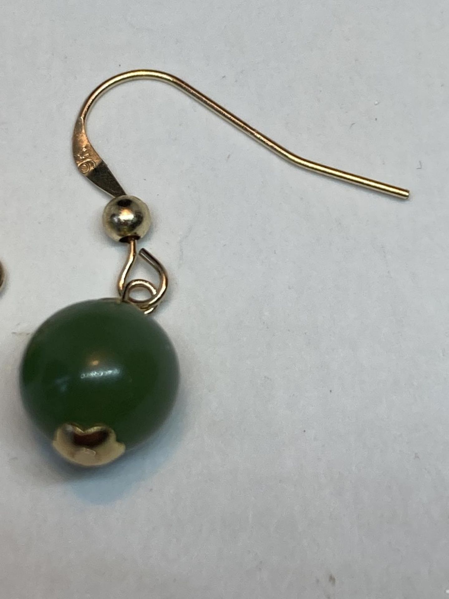 A PAIR OF MARKED 9K EARRINGS WITH GREEN CHALCEDONY STONES - Image 6 of 8
