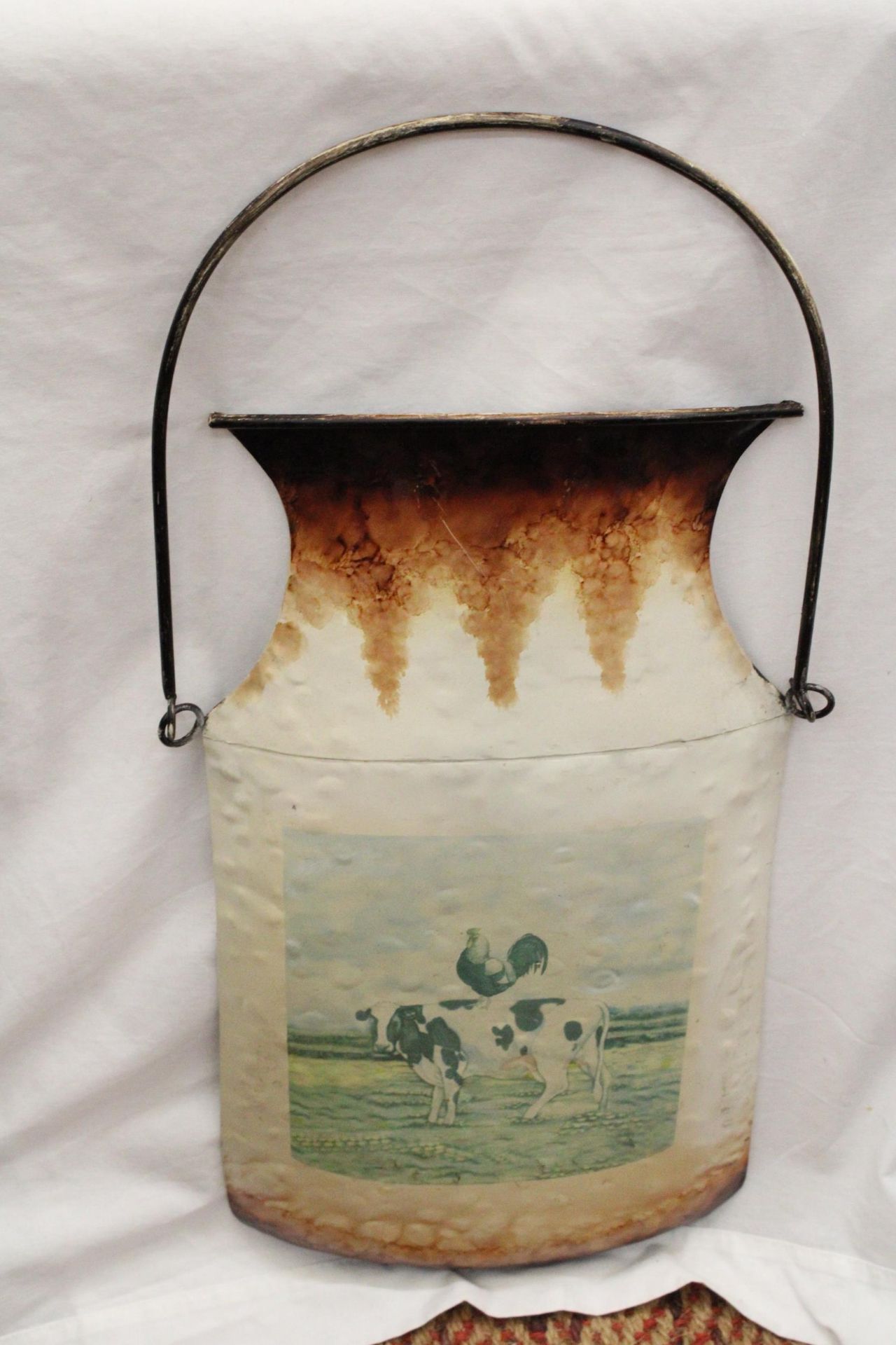 A METAL WALL HANGING CHURN, WITH THE IMAGE OF A ROOSTER ON A COW, 28CM X 53CM - Image 3 of 4
