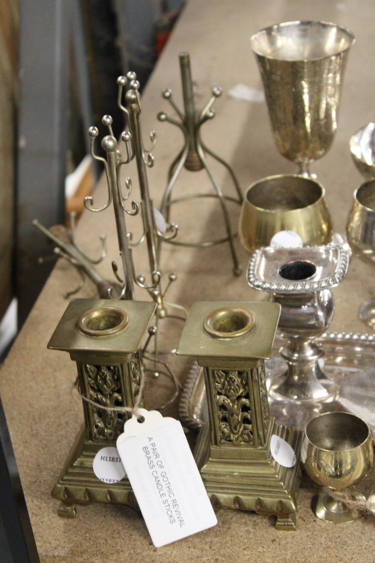 A MIXED LOT OF ITEMS TO INCLUDE TWO VINTAGE ENGRAVED SILVER PLATE GOBLETS, A PAIR OF GOTHIC - Image 5 of 5