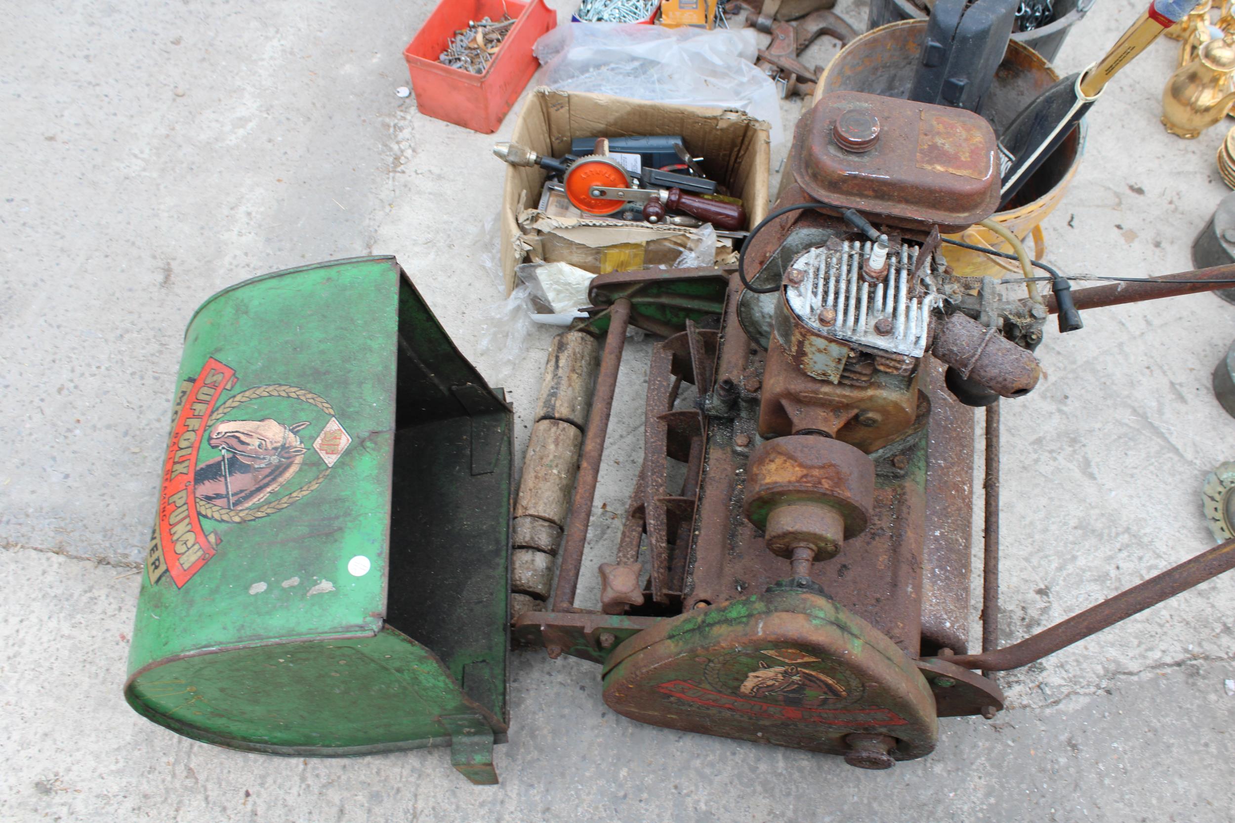 AN ASSORTMENT OF TOOLS TO INCLUDE A SUFFOLK PUNCH LAWN MOWER, A BRACE DRILL AND HARDWARE ETC - Bild 4 aus 5