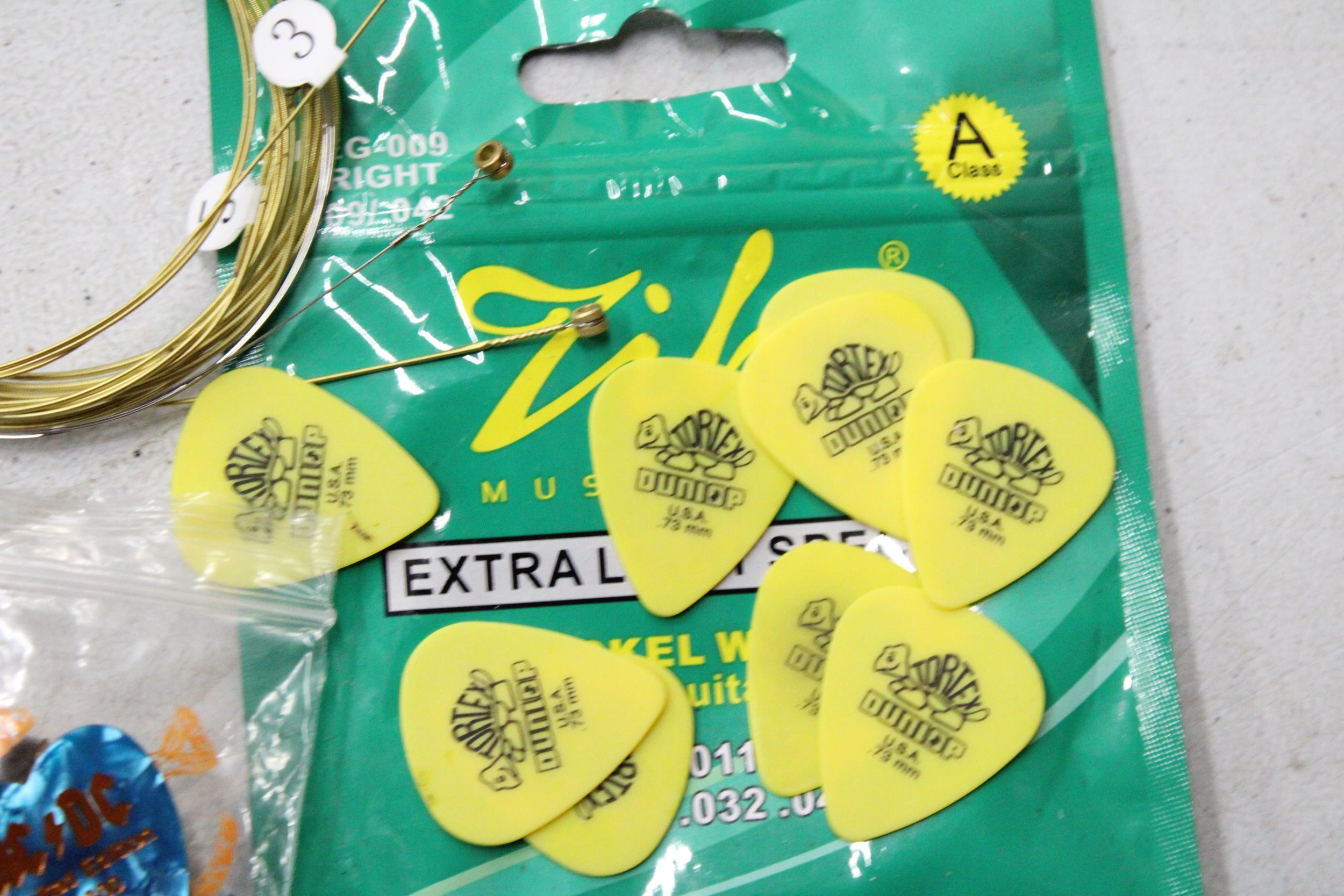 A QUANTITY OF ELECTRIC GUITAR STRINGS AND PLECTRUMS - Image 2 of 5