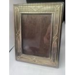 A HALLMARKED SHEFFIELD SILVER PHOTOGRAPH FRAME TO HOLD A 3.5" X 5" PICTURE