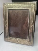 A HALLMARKED SHEFFIELD SILVER PHOTOGRAPH FRAME TO HOLD A 3.5" X 5" PICTURE