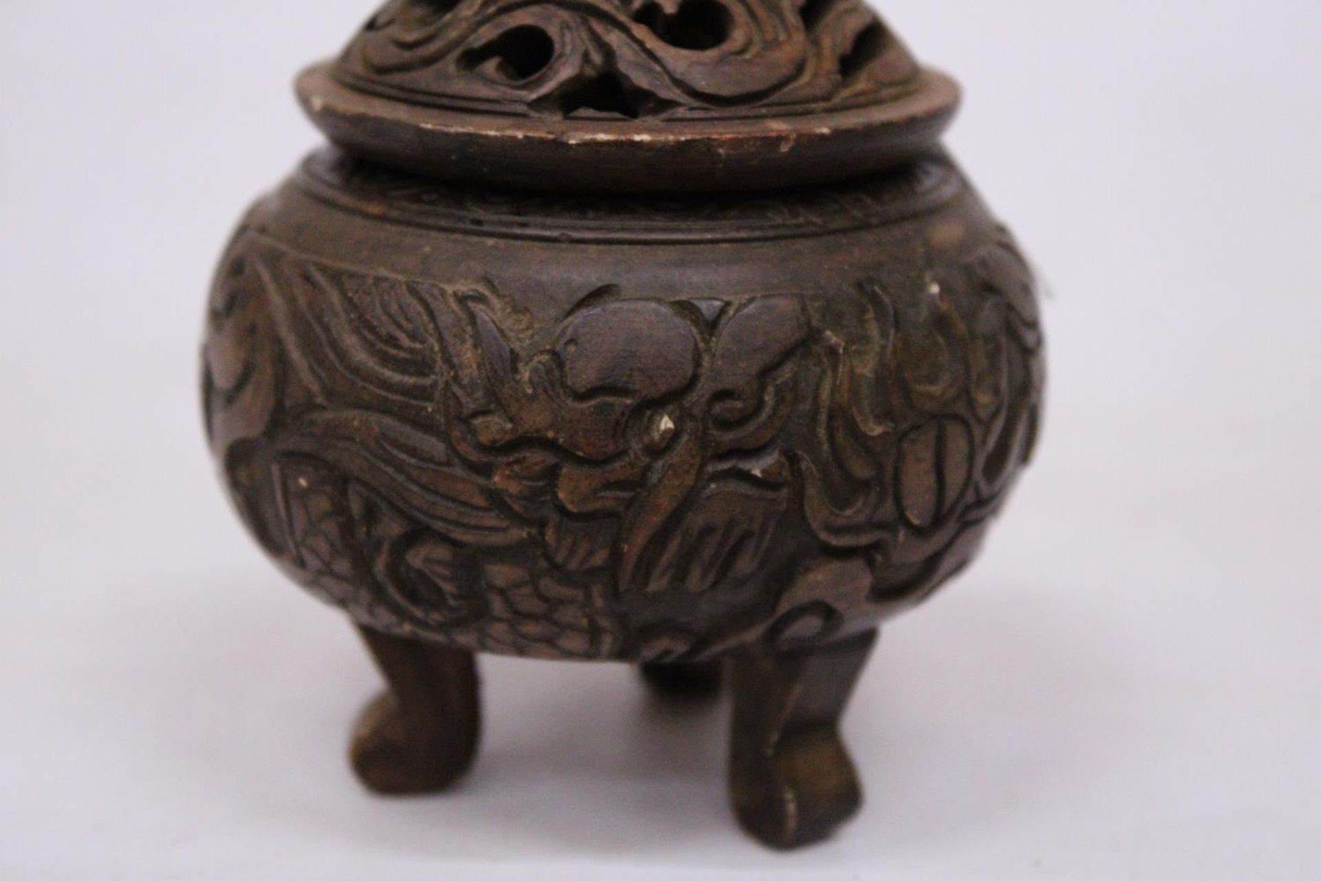 A METAL (POSSIBLY BRONZE) TRIPOD INCENSE HOLDER WITH FOO DOG FINIAL - Bild 9 aus 9