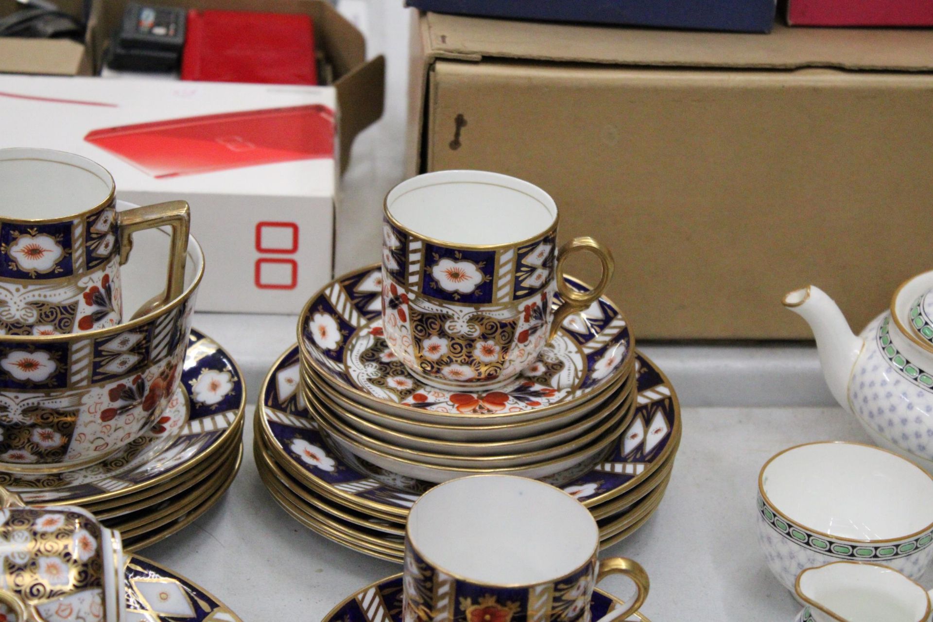 A LARGE QUANTITY OF VINTAGE 'IMARI' PATTERNED TEAWARE TO INCLUDE A SUGAR BOWL, CREAM JUG, CUPS, - Image 3 of 6