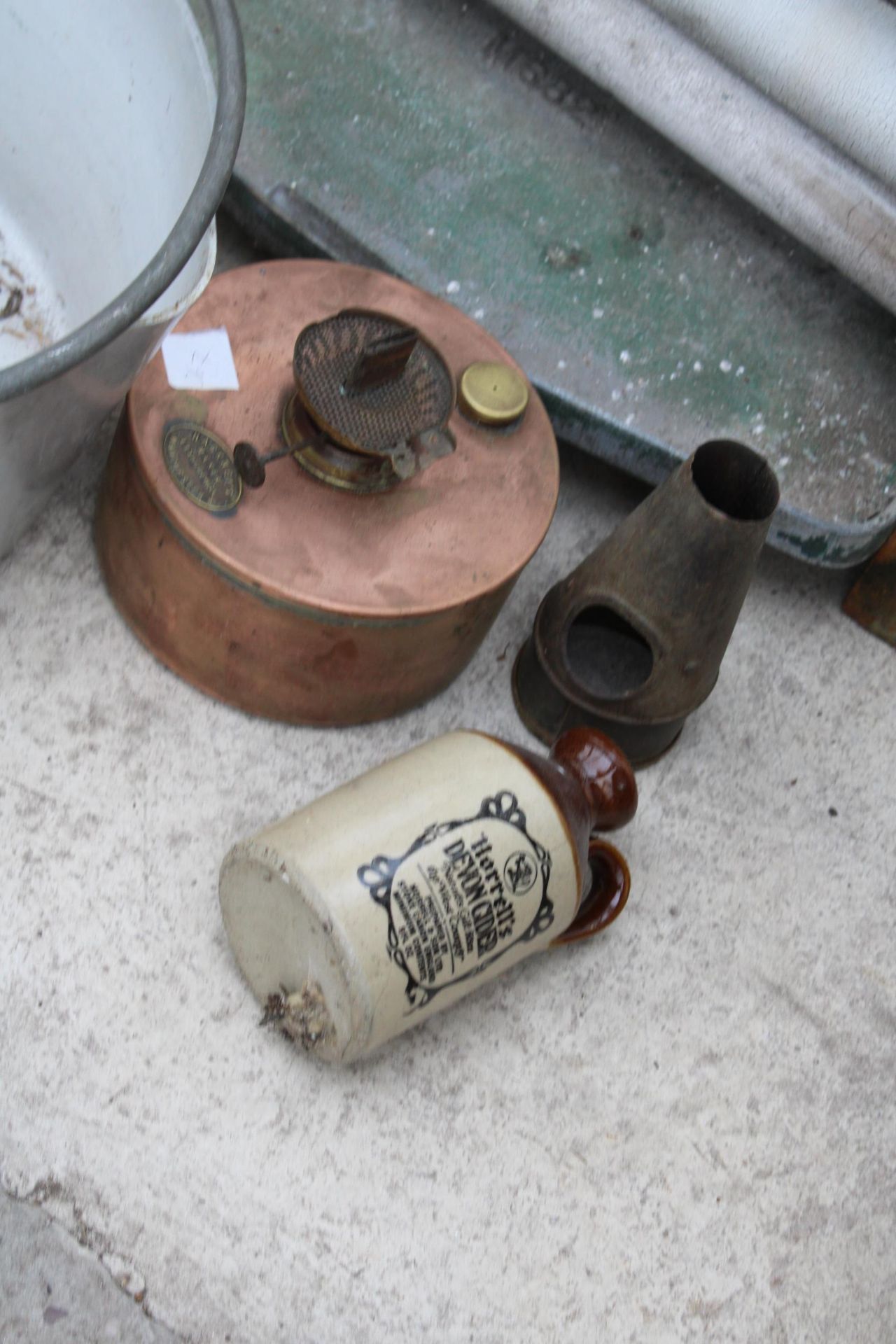 AN ASSORTMENT OF ITEMS TO INCLUDE AN ALLOY JAM PAN AND A COPPER OIL LAMP ETC - Image 2 of 3