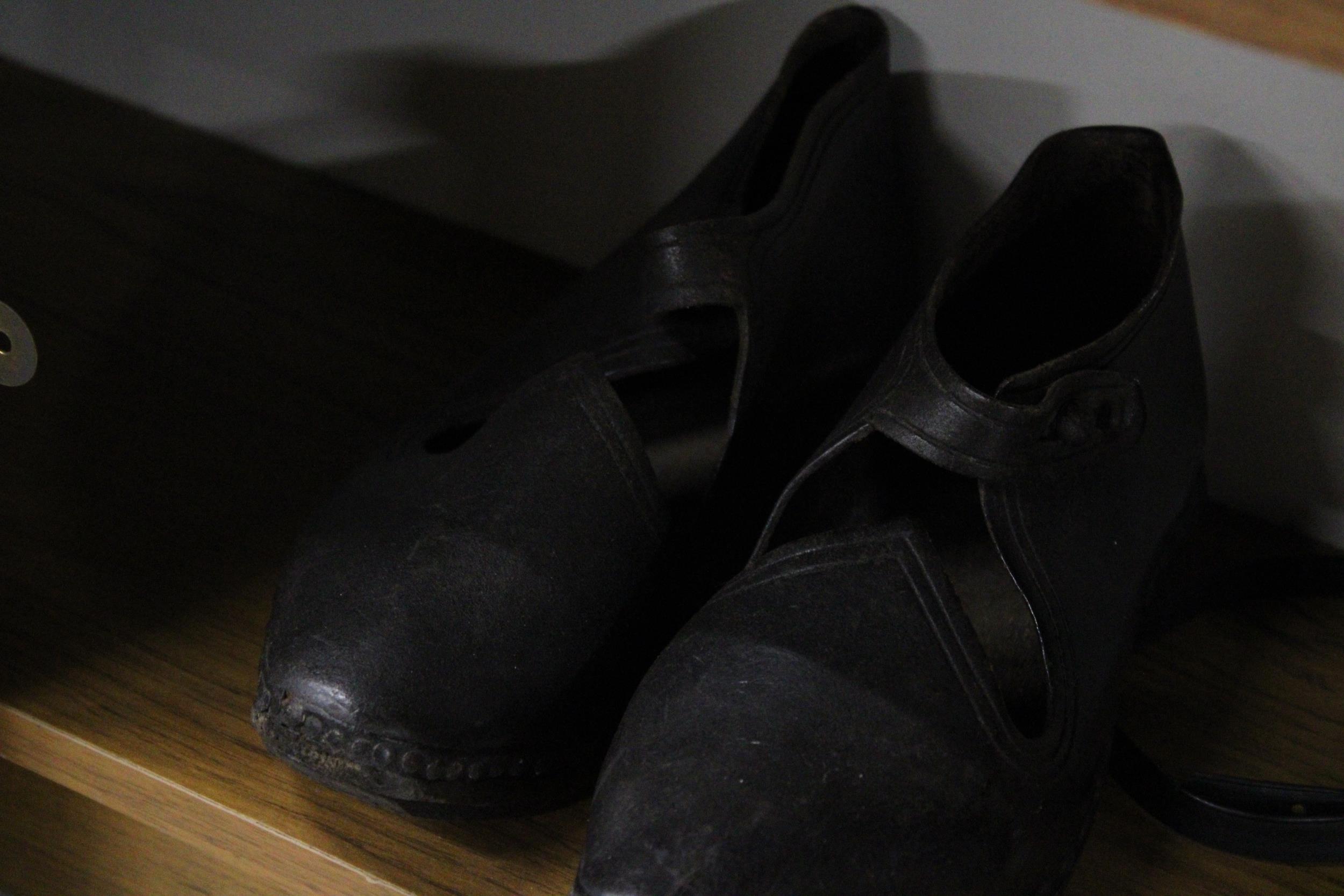 A PAIR OF VINTAGE 'SPARKING' CLOGS - Image 3 of 5