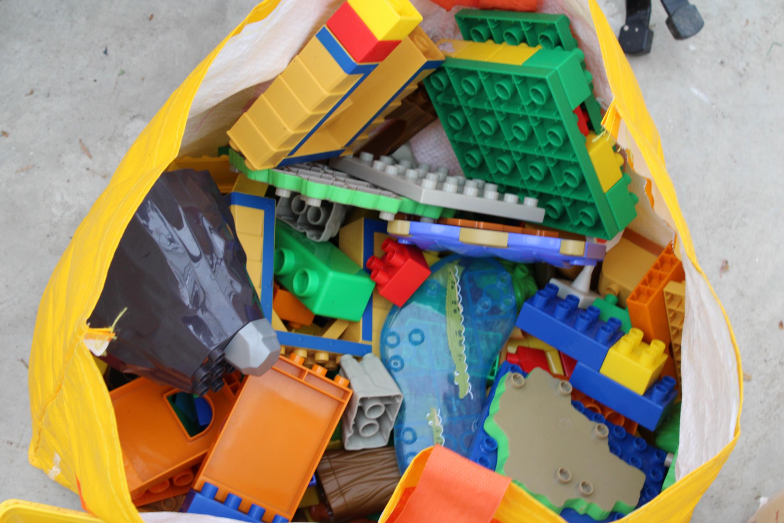 AN ASSORTMENT OF LEGO AND DUPLO STYLE MEGA BLOCKS - Image 3 of 3