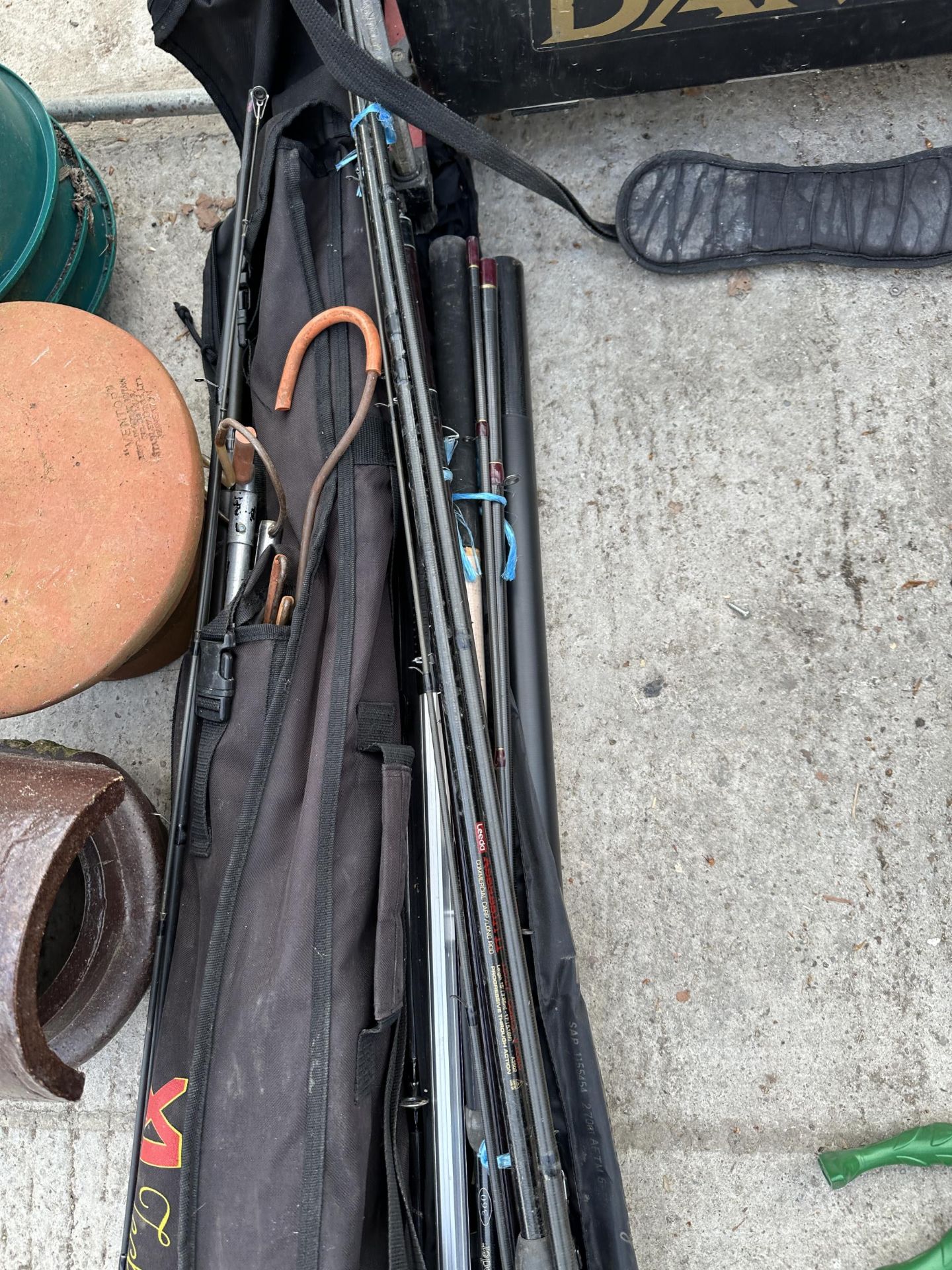 A LARGE ASSORTMENT OF FISHING RODS AND A LANDING NET - Image 3 of 5
