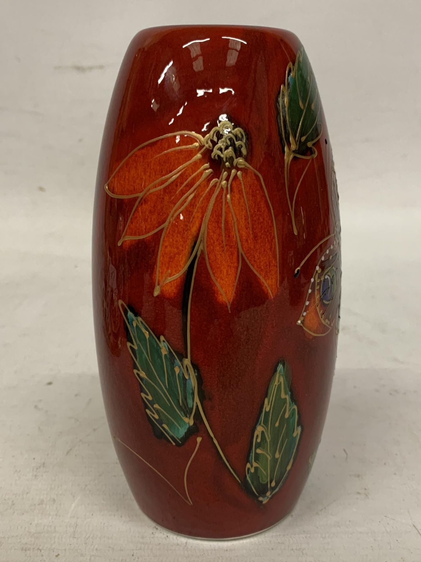 AN ANITA HARRIS BUTTERFLY VASE SIGNED IN GOLD - Image 2 of 4