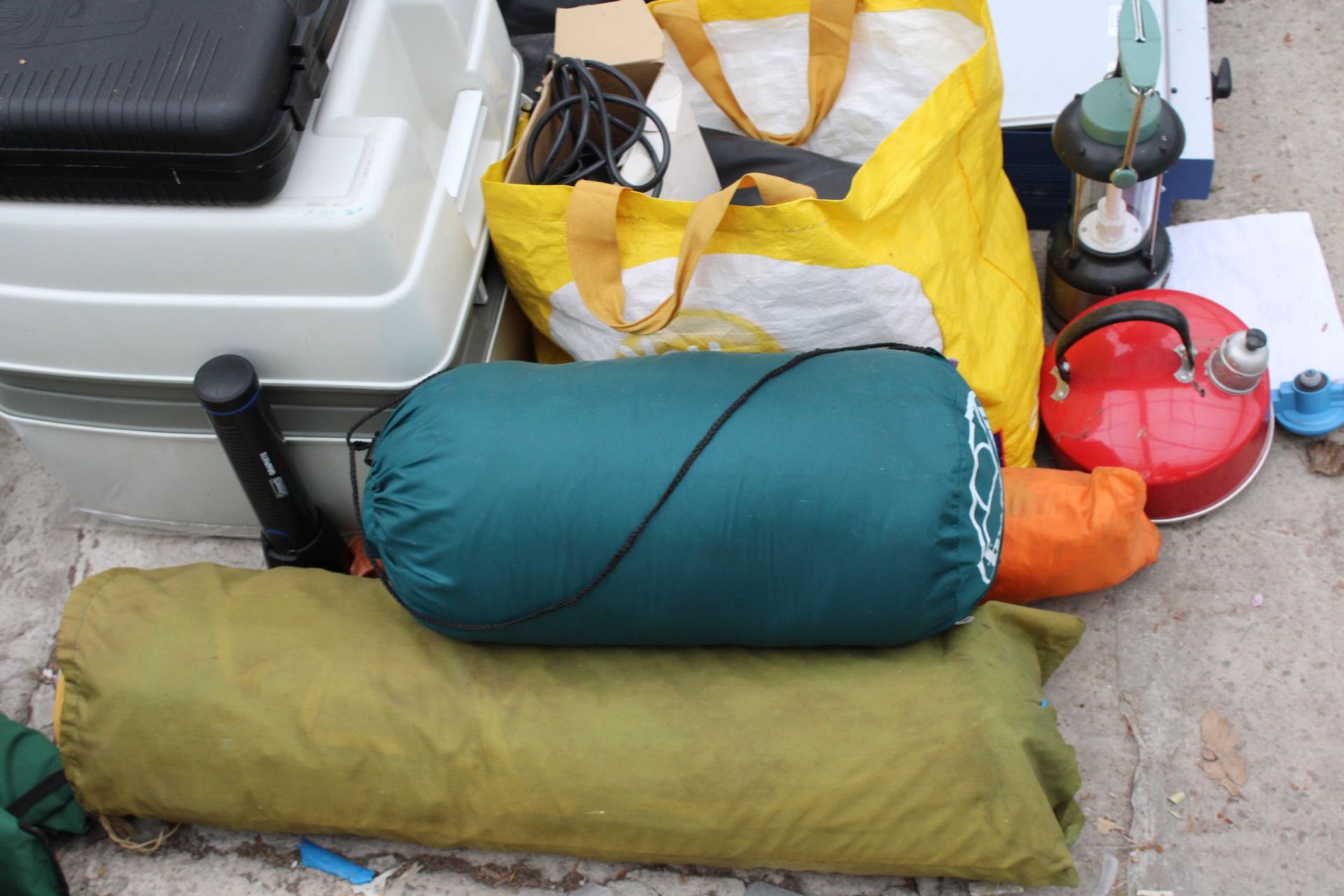 A LARGE ASSORTMENT OF CAMPING ITEMS TO INCLUDE A GAS STOVE, FOLDING CHAIRS AND AN AIR BED ETC - Image 4 of 5