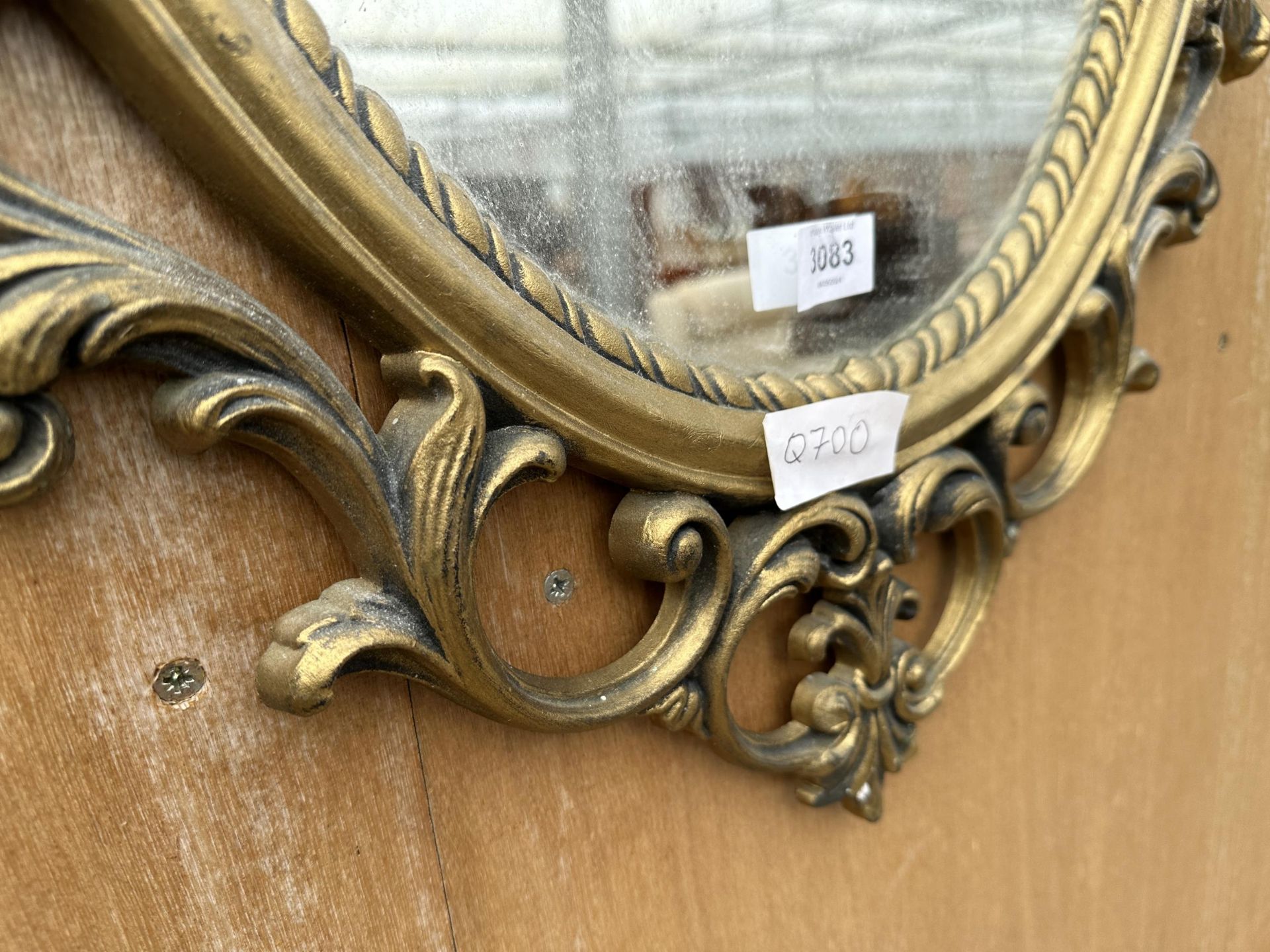 AN ARCHED GILT FRAMED MIRROR - Image 3 of 3