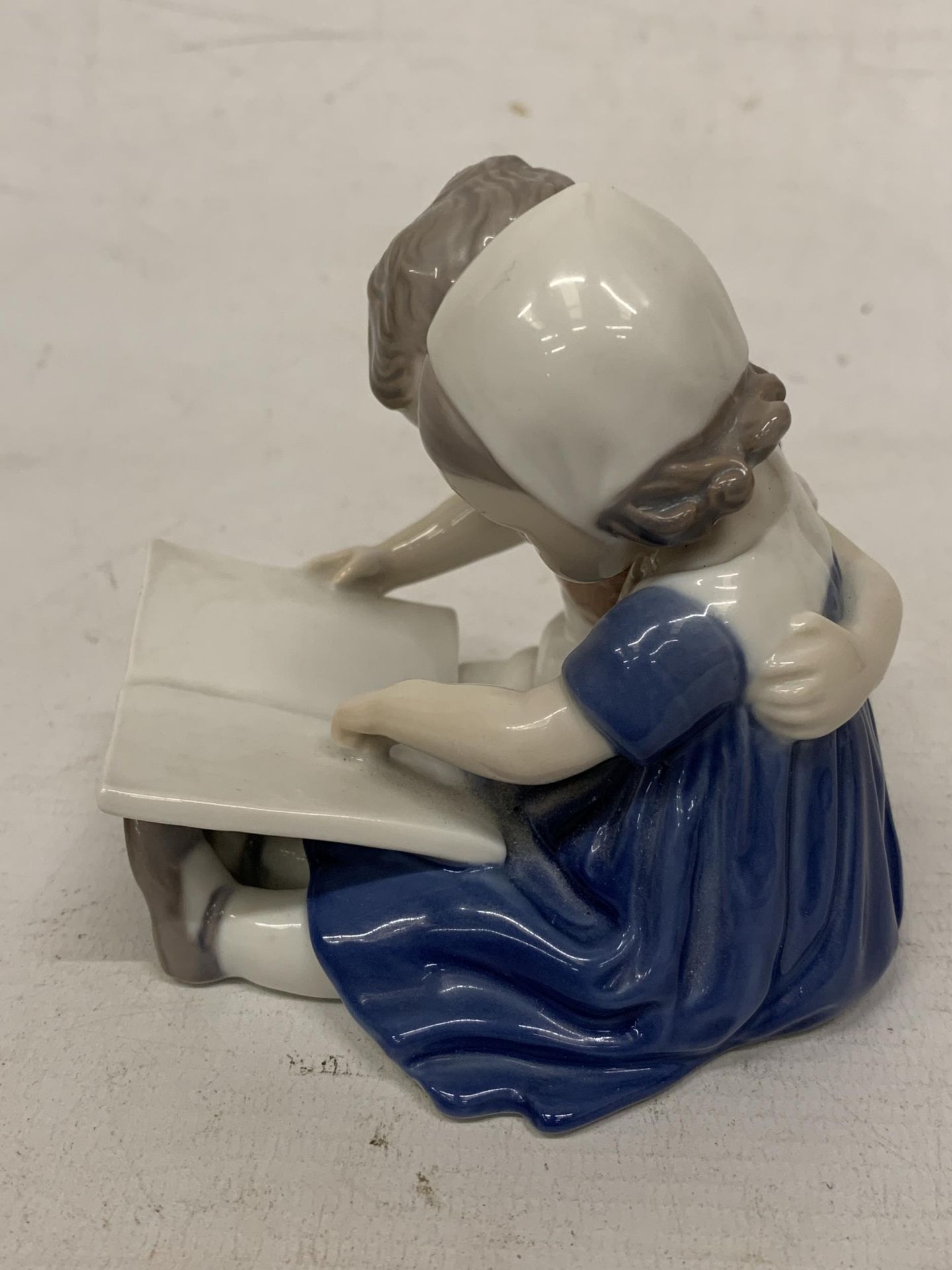 A BING AND GRONDAHL FIGURE OF CHILDREN READING A BOOK - Image 4 of 5