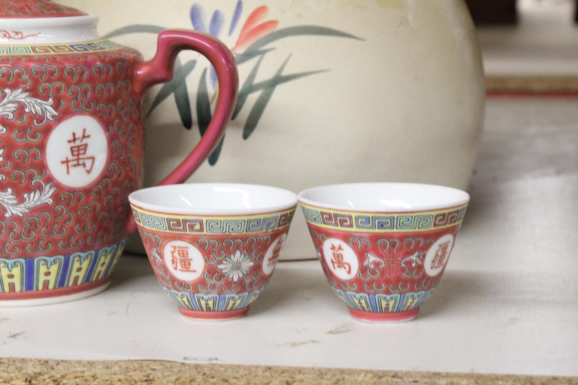 AN ORIENTAL TEAPOT AND TWO TEA CUPS, PLUS A LARGE LIDDED ORIENTAL POT - Image 3 of 5