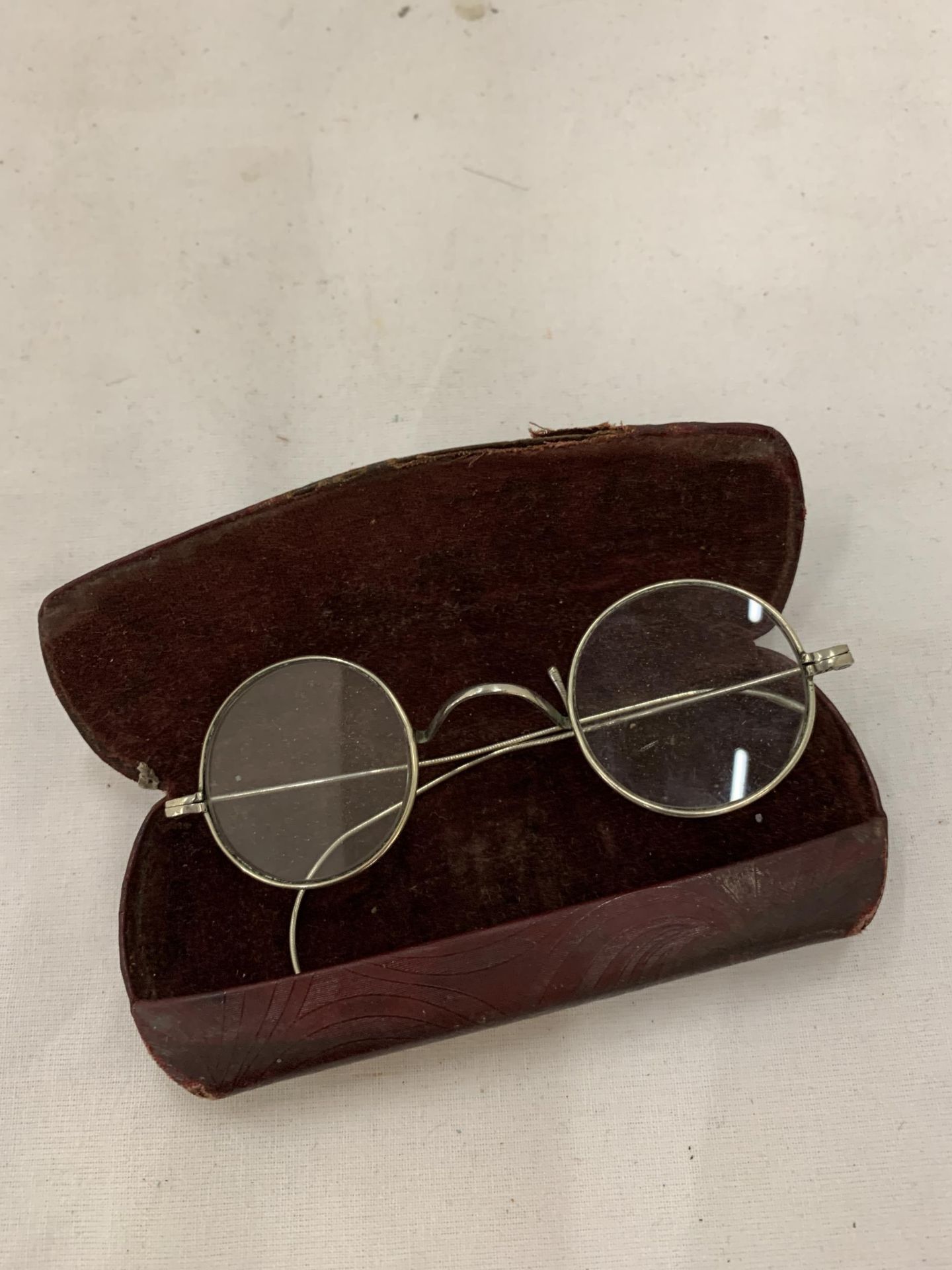 A PAIR OF VICTORIAN SPECTACLES, CASED