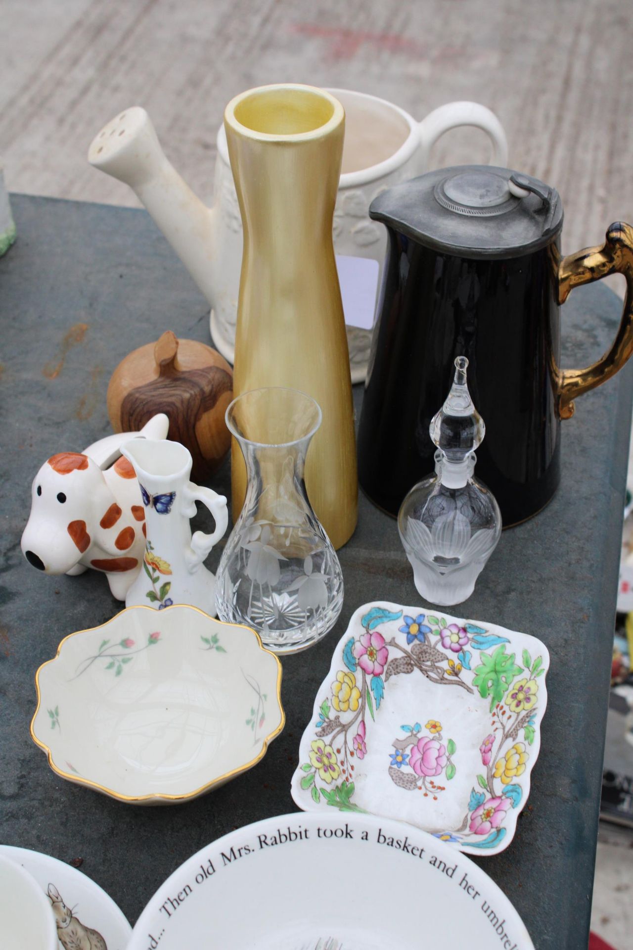 AN ASSORTMENT OF CERAMICS TO INCLUDE A CUP AND SAUCER AND A WATERING CAN ETC - Image 2 of 3