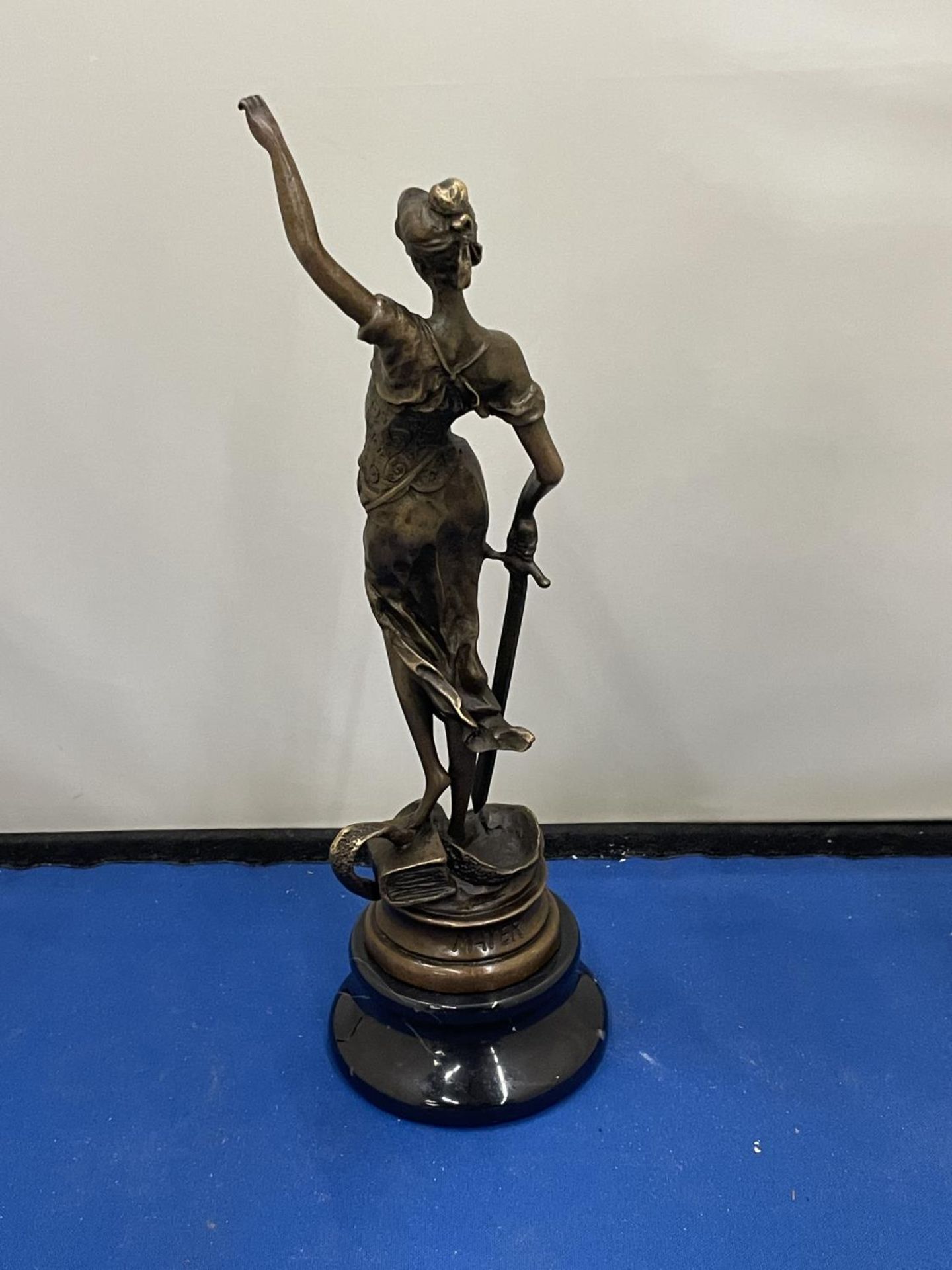 A BRONZE FIGURE BLIND JUSTICE ON A MARBLE BASE SIGNED MATER - Image 10 of 10