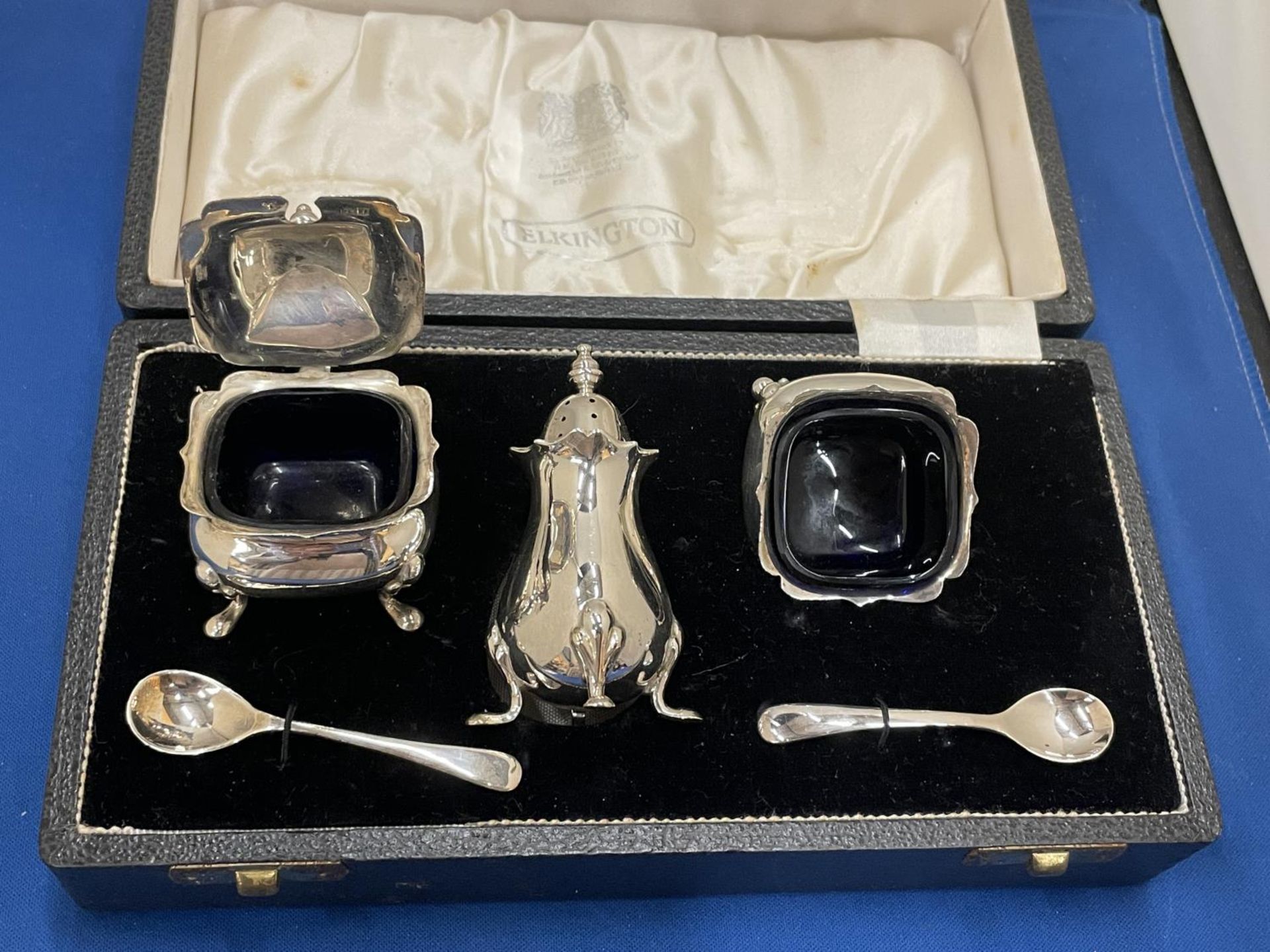 A HALLMARKED BIRMINGHAM SILVER ELKINGTON CRUET SET COMPLETE WITH BLUE GLASS LINERS TO INC;YDE A - Image 7 of 10