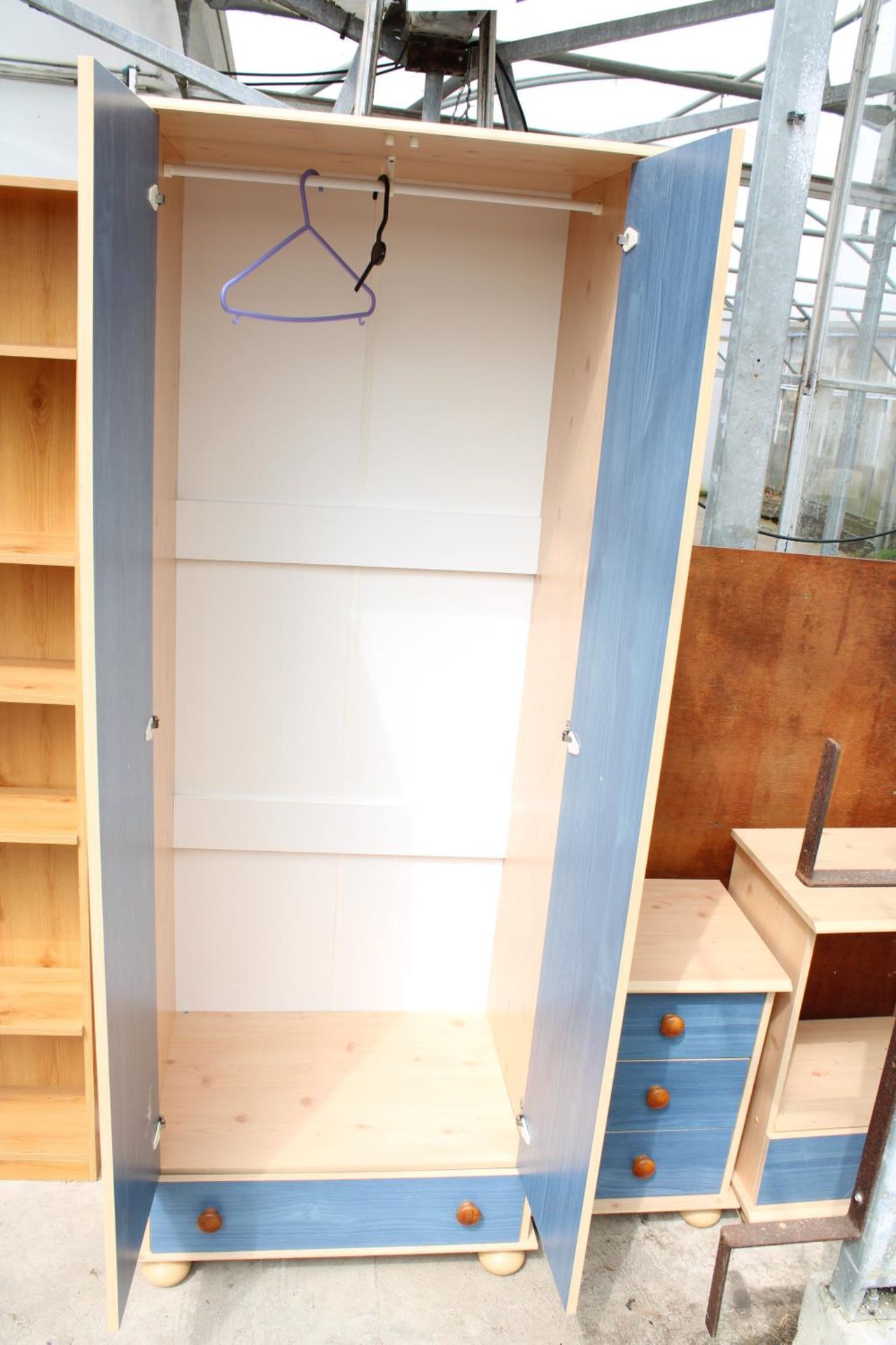 A MODERN TWO DOOR WARDROBE, CHEST OF DRAWERS AND TWO BEDSIDES - Image 3 of 3