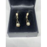 A PAIR OF 9 CARAT GOLD AND PEARL EARRINGS IN A PRESENTATION BOX