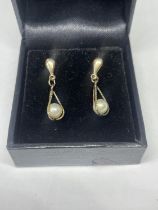 A PAIR OF 9 CARAT GOLD AND PEARL EARRINGS IN A PRESENTATION BOX