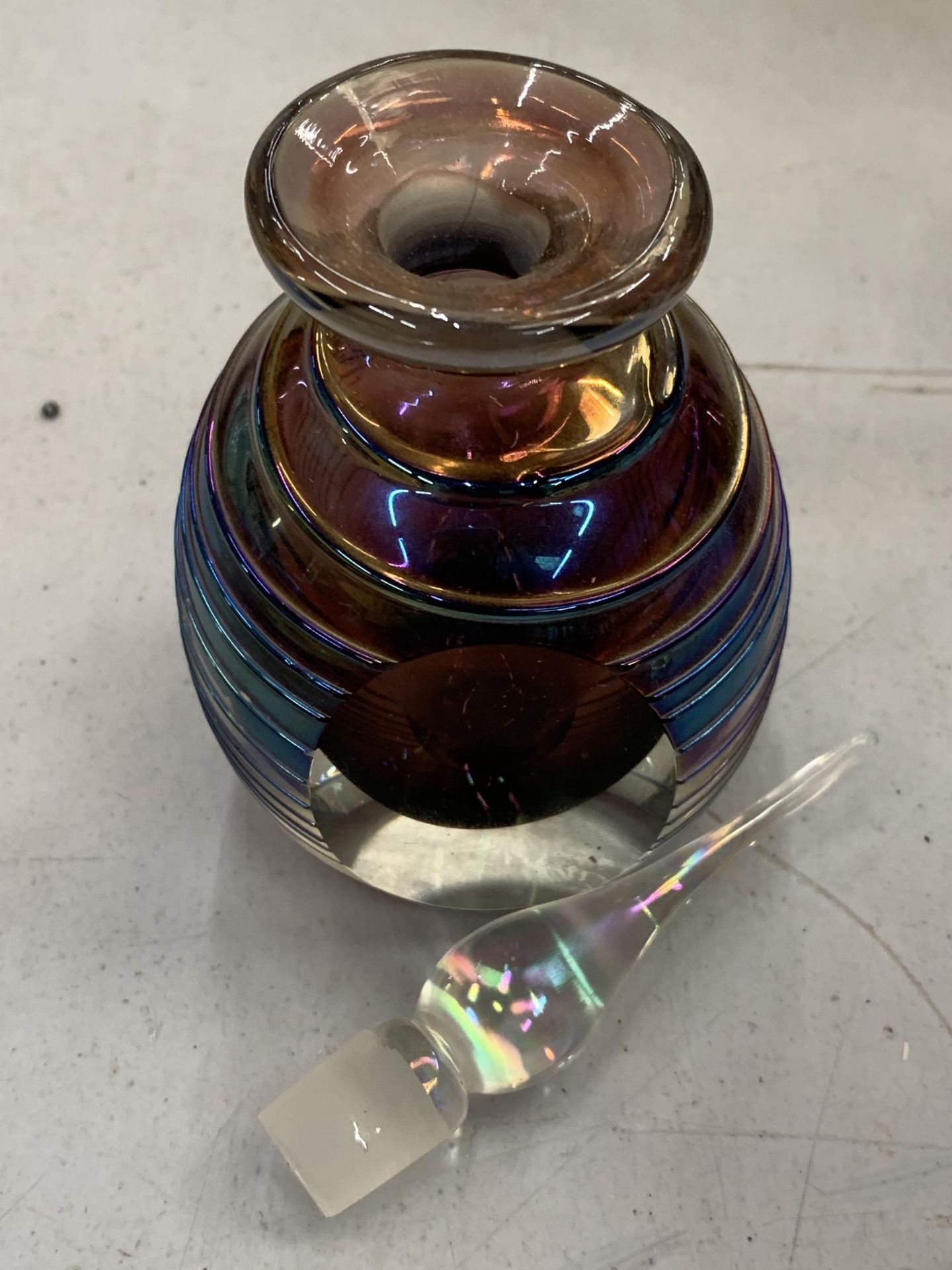 A VINTAGE GLASS ART IRIDESCENT SPUN THREADED PERFUME BOTTLE - Image 4 of 4