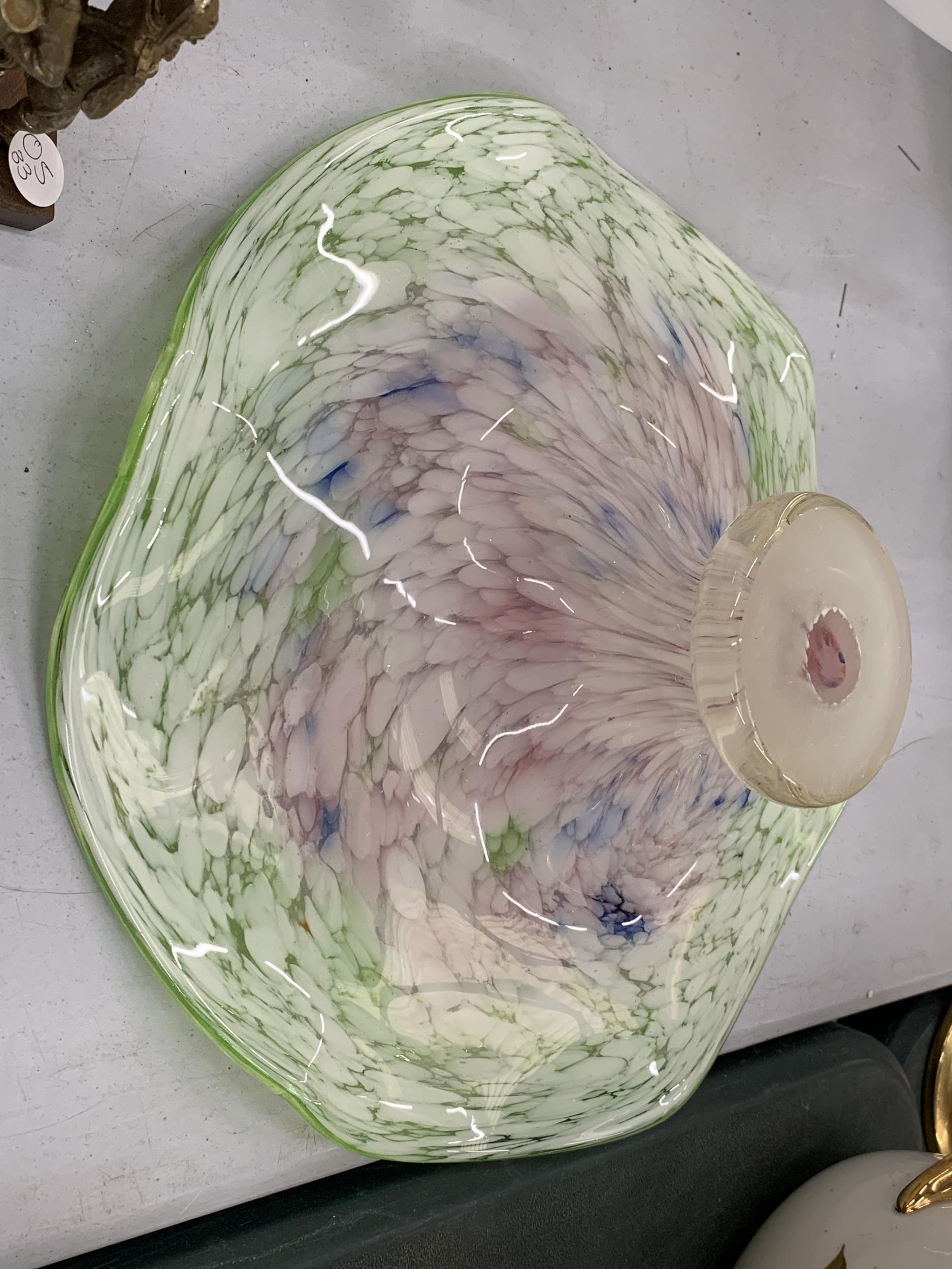 AN ART GLASS MURANO STYLE FLARED GLASS FOOTED BOWL - Image 3 of 3