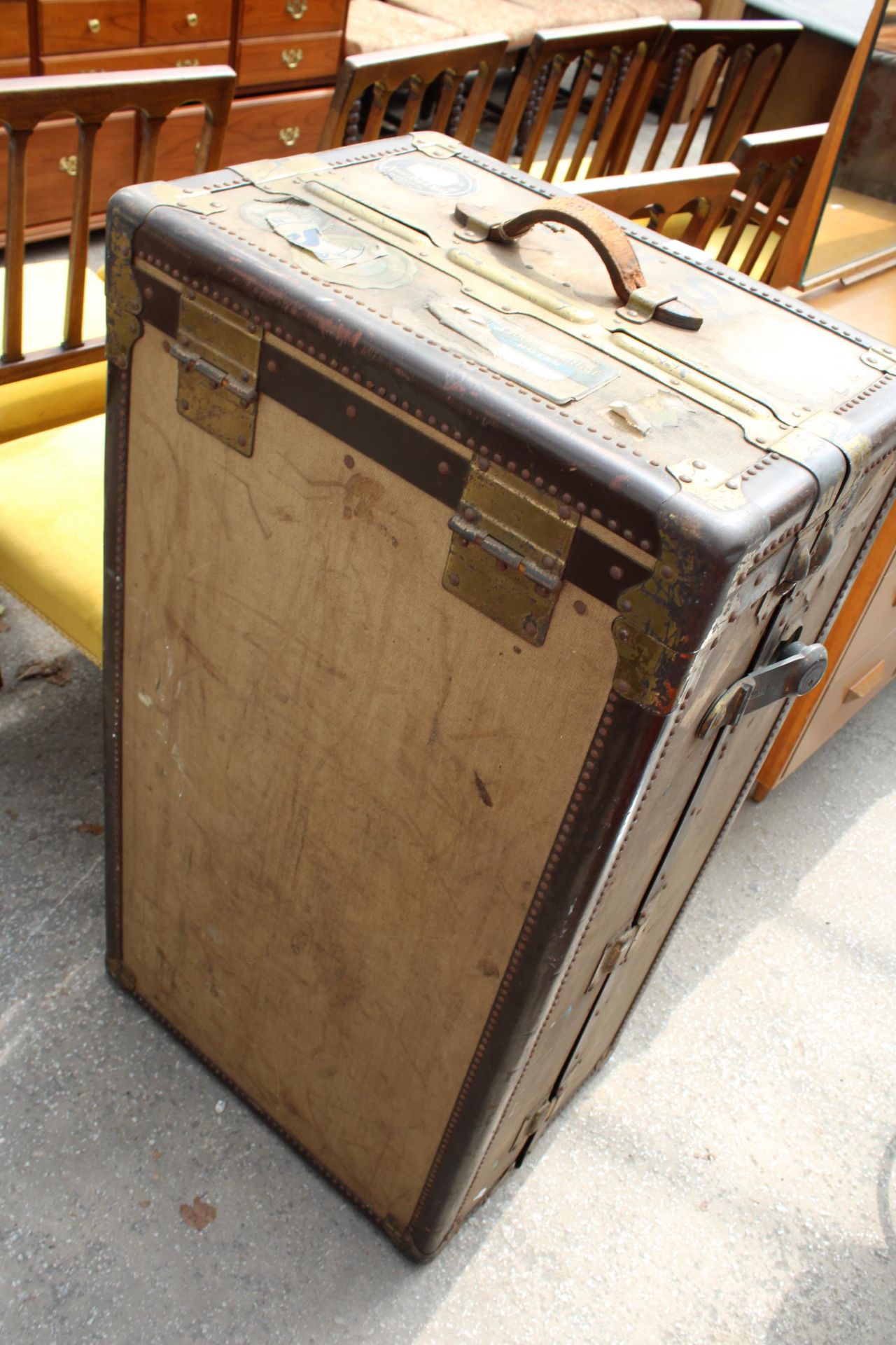 AN EARLY 20TH CENTURY ANTLER LUGGAGE TRAVEL WARDROBE STEAMER TRUNK BEARING VARIOUS TRAVEL LABELS - Image 14 of 16