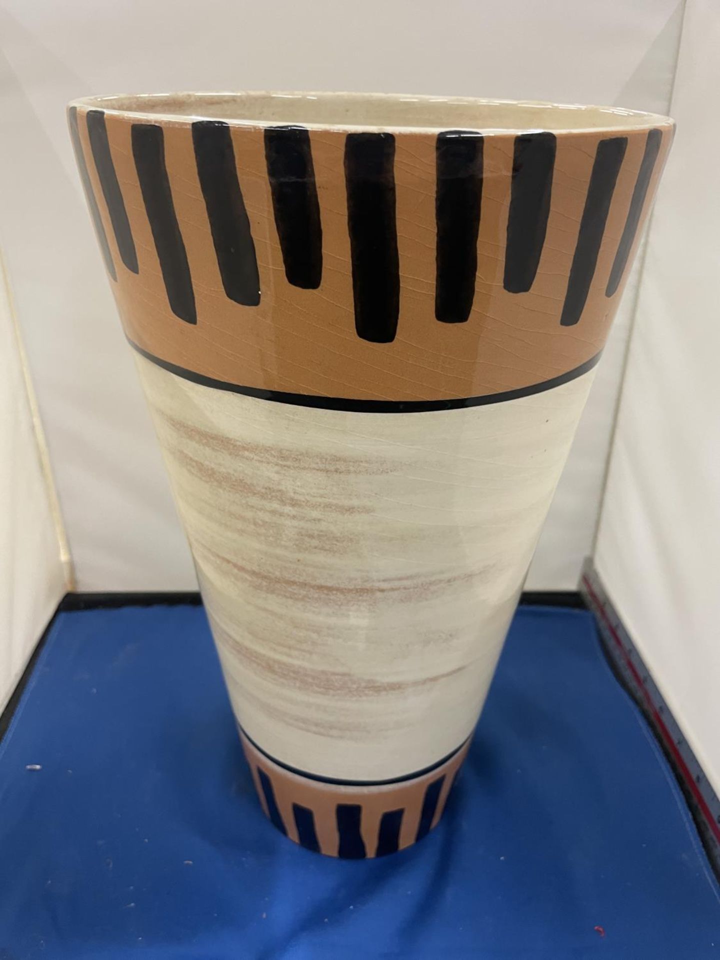 A TALL ITALIAN VASE - Image 4 of 6