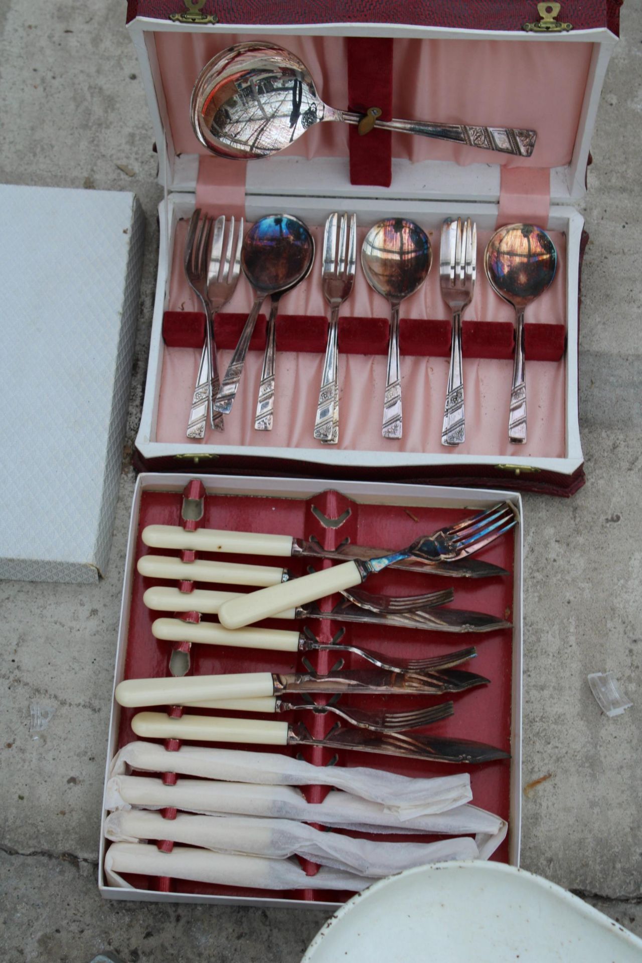 AN ASSORTMENT OF ITEMS TO INCLUDE FLATWARE AND A SET OF BALANCE SCALES ETC - Image 3 of 3