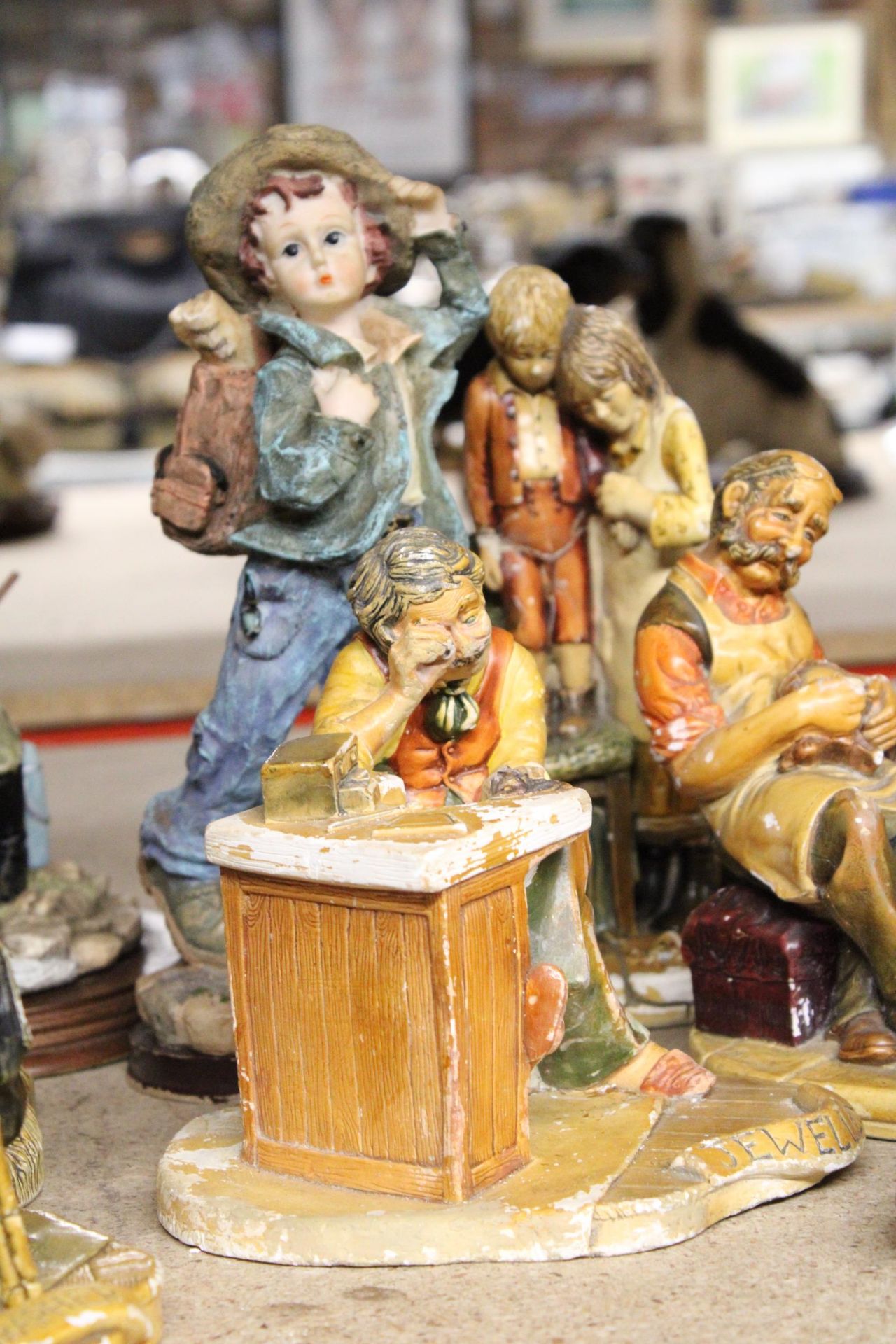 A QUANTITY OF EIGHT VINTAGE FIGURES TO INCLUDE CHALKWARE, ETC - Image 3 of 7