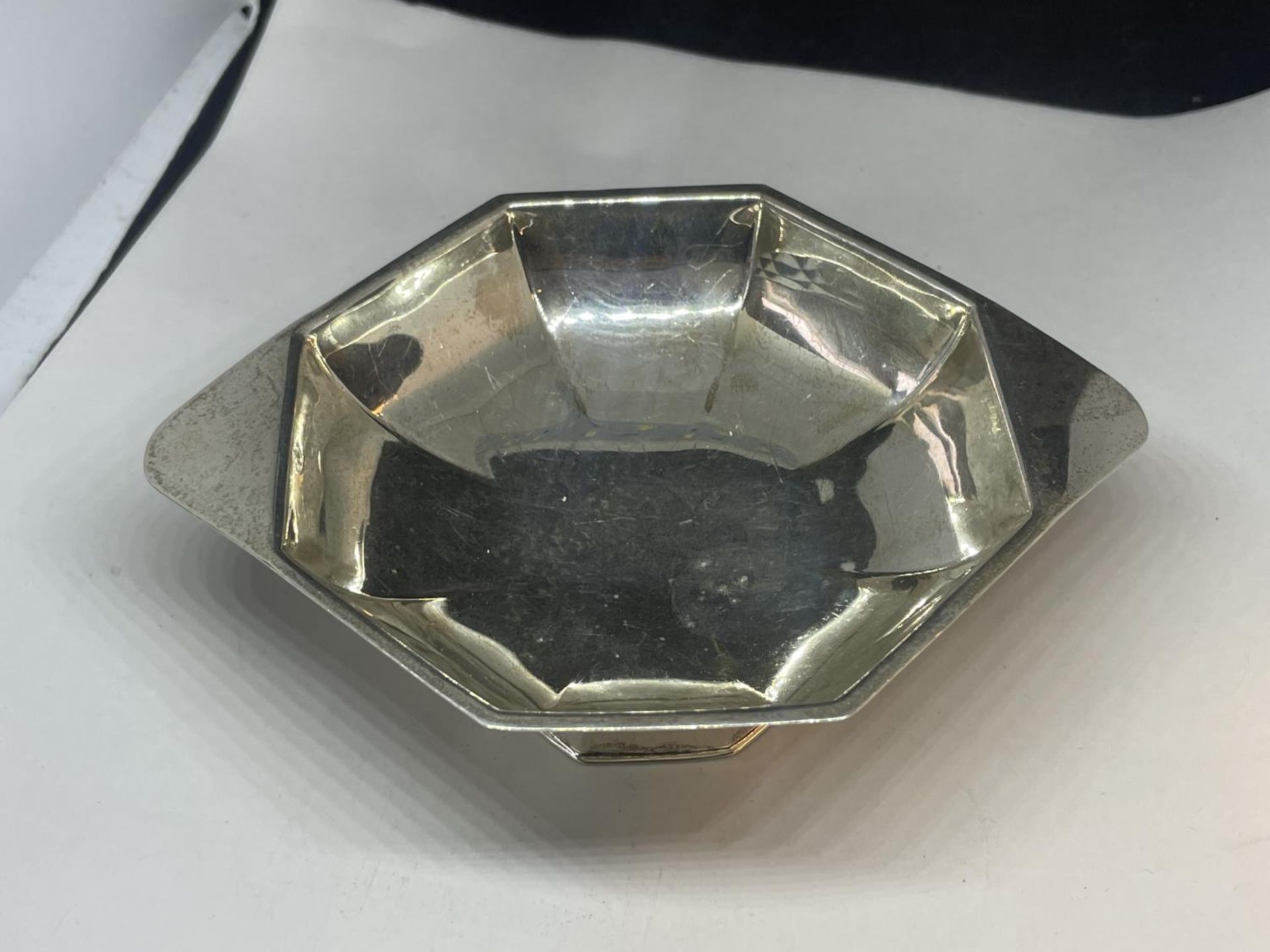 A HALLMARKED LONDON SILVER OCTAGONAL FOOTED DISH GROSS WEIGHT 107.5 GRAMS - Image 2 of 4