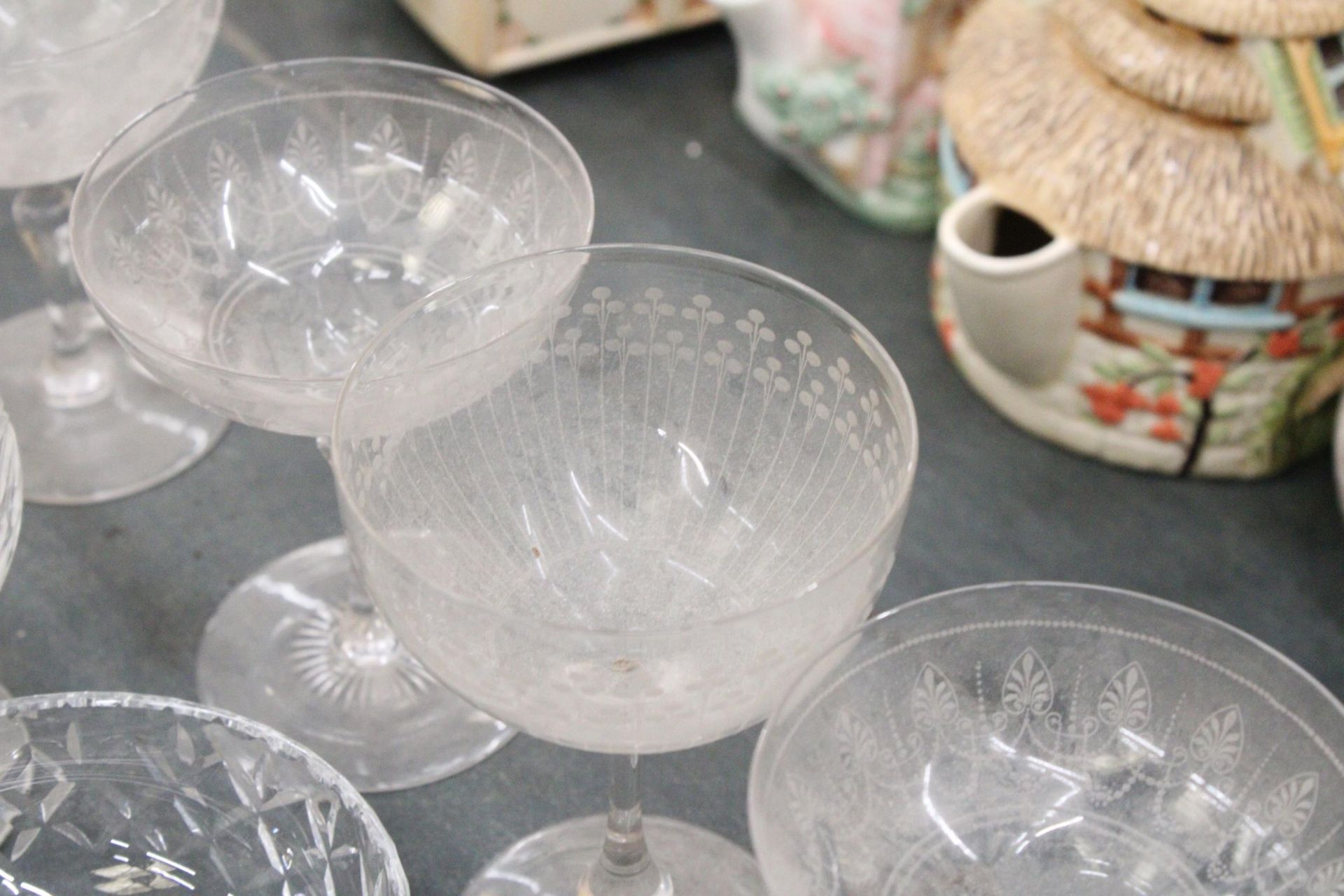 A QUANTITY OF GLASSWARE TO INCLUDE JUGS, VASES, BRANDY BALLOONS, TUMBLERS, ETC - Image 5 of 6