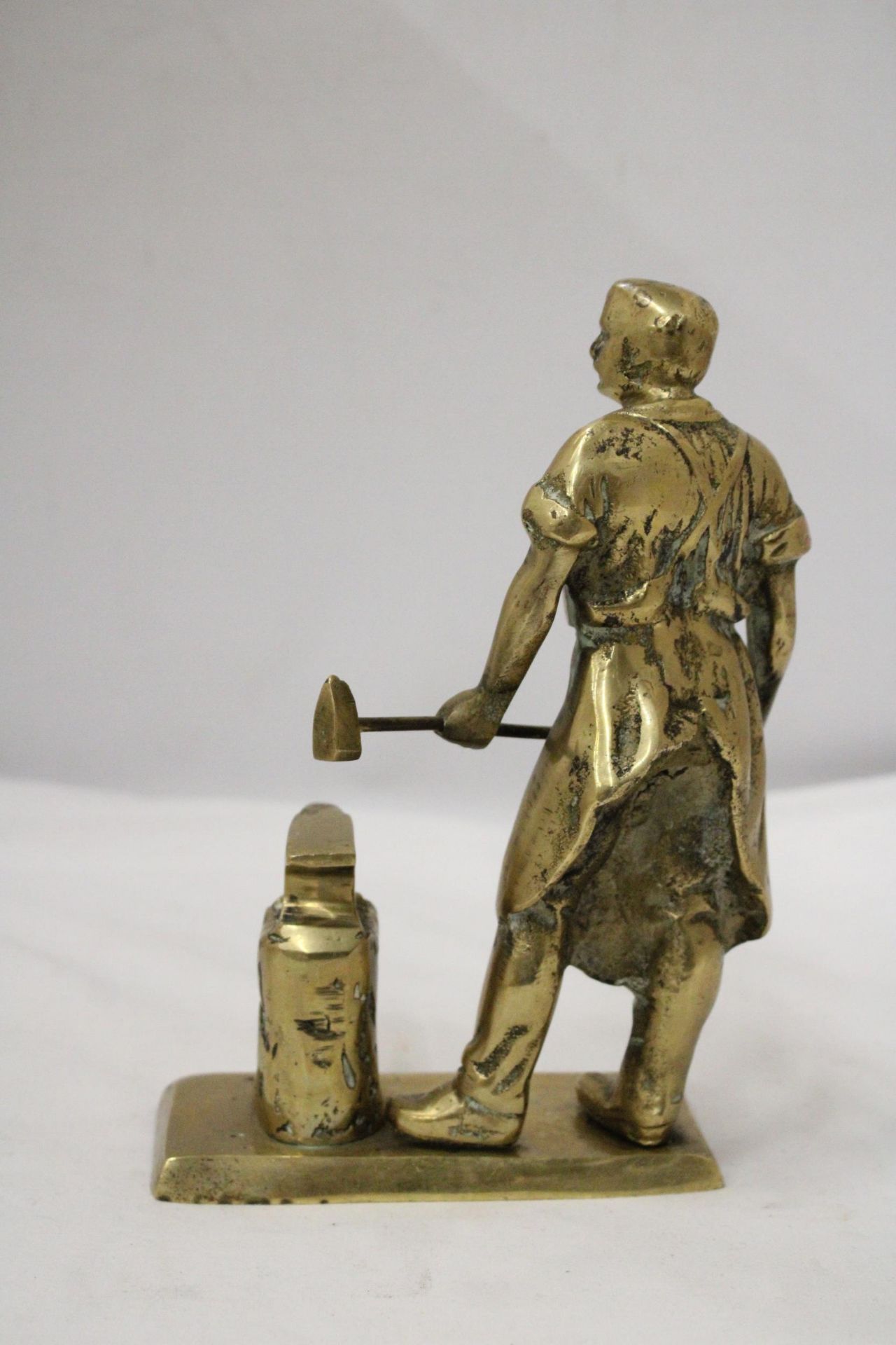 A HEAVY, SOLID, BRASS BLACKSMITH FIGURE, WEIGHS 4 KILOS, HEIGHT 20CM - Image 4 of 5