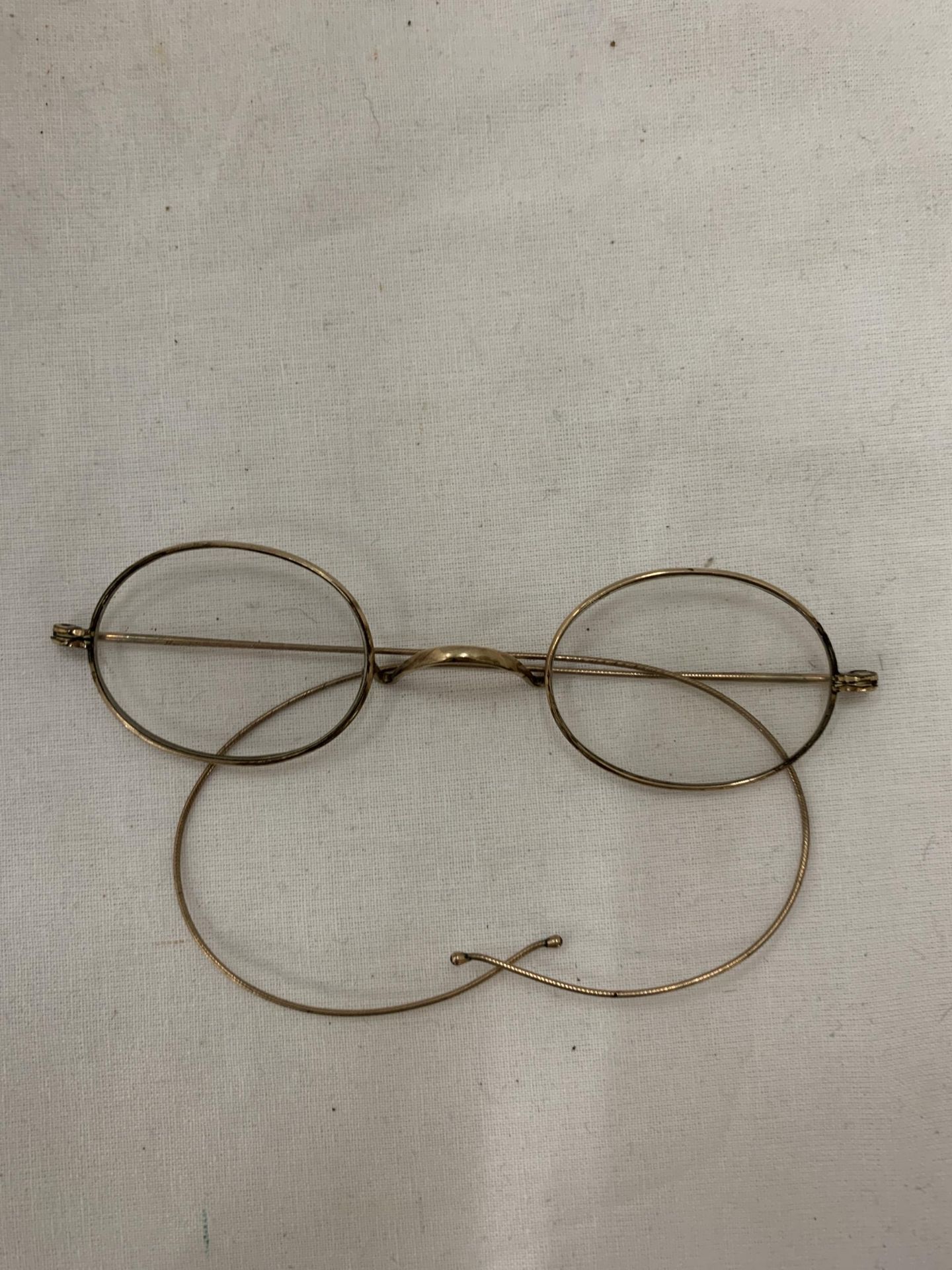 A PAIR OF VICTORIAN SPECTACLES, CASED - Image 2 of 4