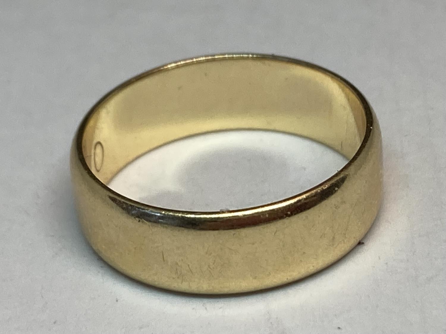 AN 18 CARAT YELLOW GOLD WEDDING BAND SIZE O GROSS WEIGHT 5.09 GRAMS - Image 2 of 6