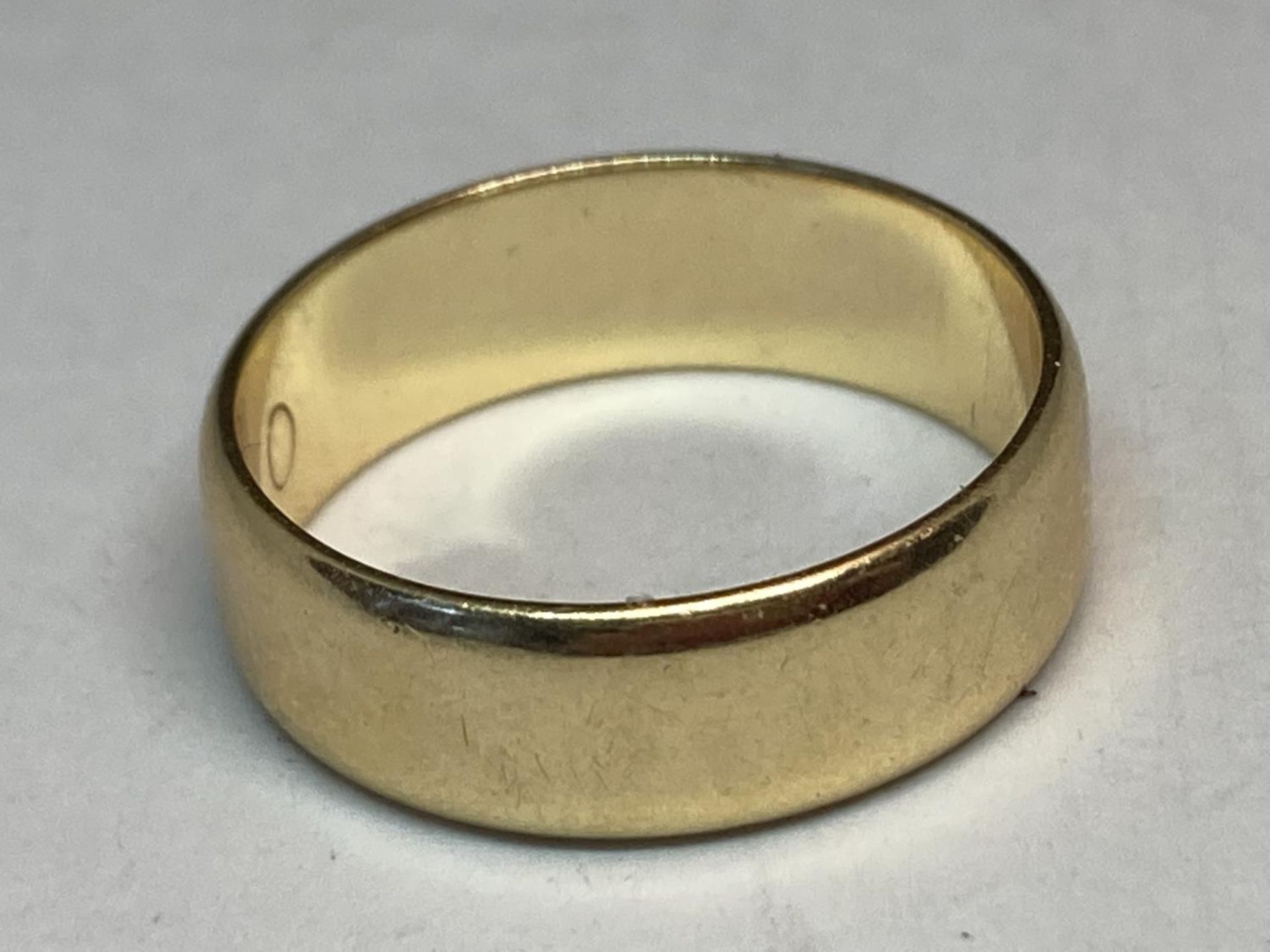 AN 18 CARAT YELLOW GOLD WEDDING BAND SIZE O GROSS WEIGHT 5.09 GRAMS - Image 2 of 6