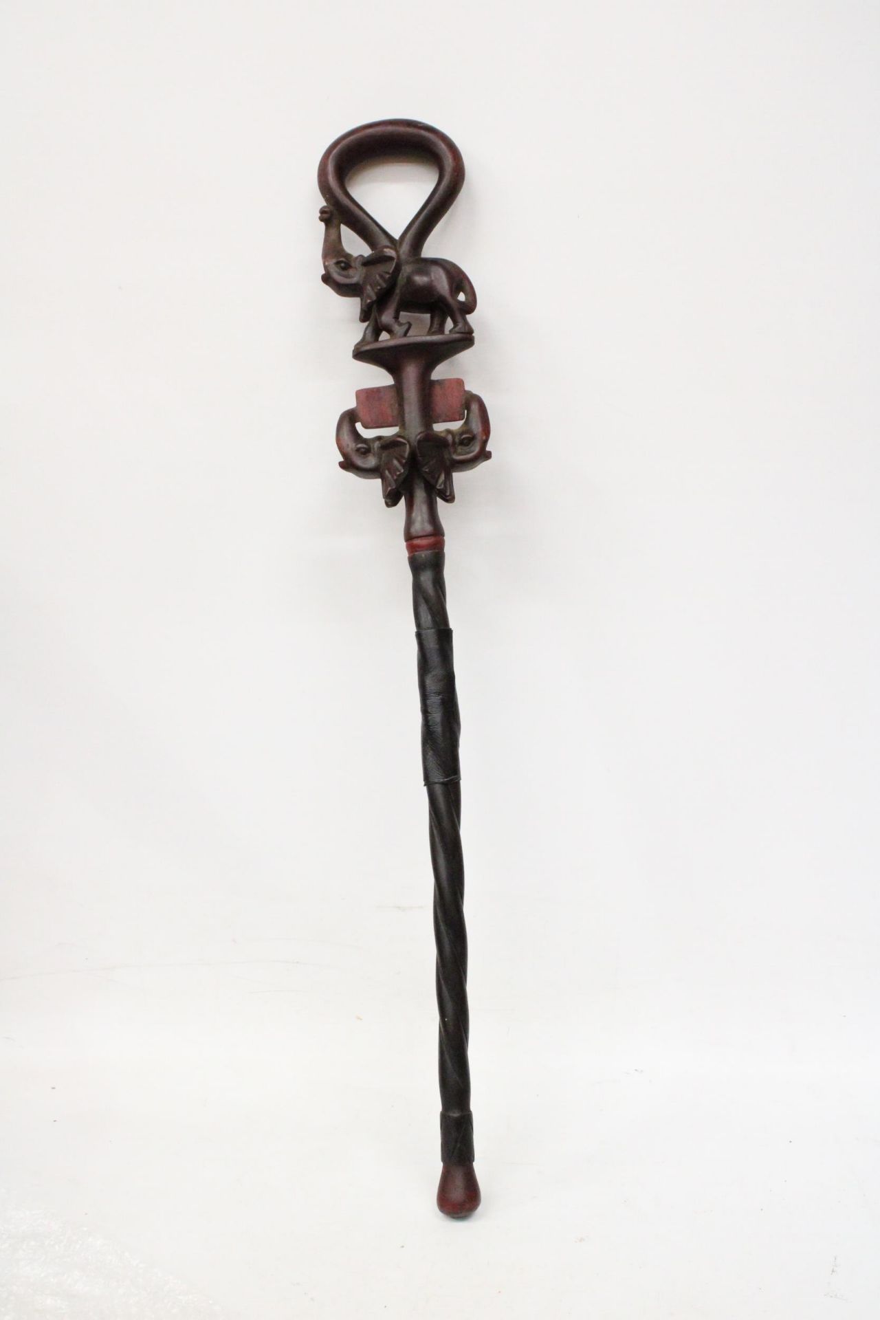 A HAND CARVED AFRICAN WALKING STICK, WITH ELEPHANT FIGURES TO THE TOP, WITH THE INSCRIPTION 'KARIBU, - Image 5 of 5