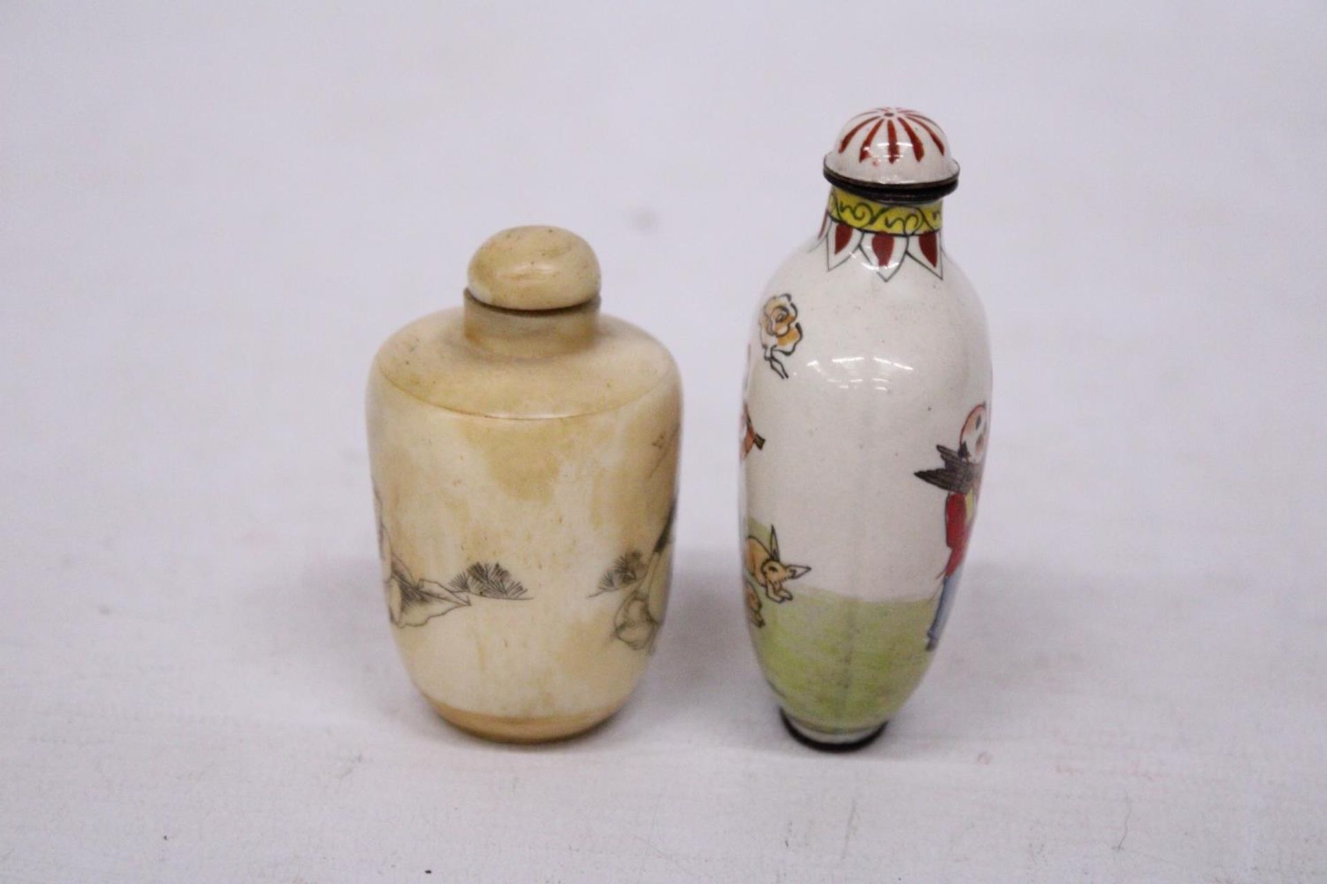 AN ANTIQUE CHINESE CLOISONNE ENAMELLED SNUFF/SCENT BOTTLE SIGNED TO THE BASE PLUS A VINTAGE - Image 4 of 7