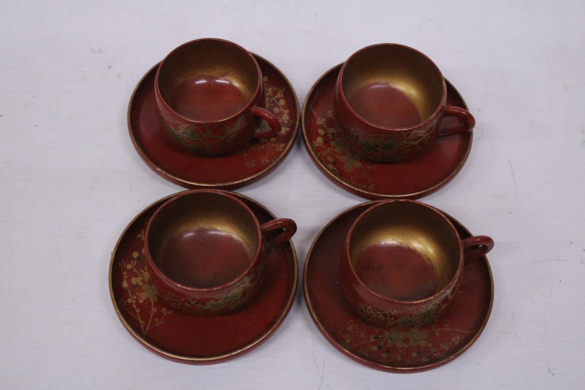 A VINTAGE SET OF CHINESE GILT AND RED LACQUERED DESIGN TEA CUPS AND SAUCERS - Image 2 of 6