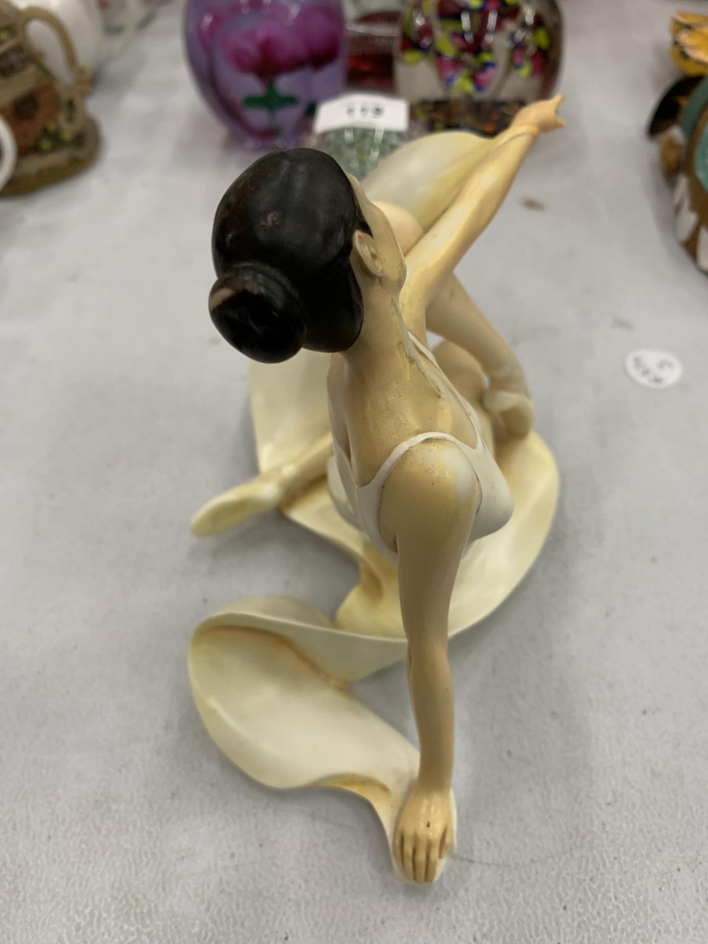 AN ART DECO "ART OF MOVEMENT" BALLERINA FIGURINE - Bild 4 aus 5