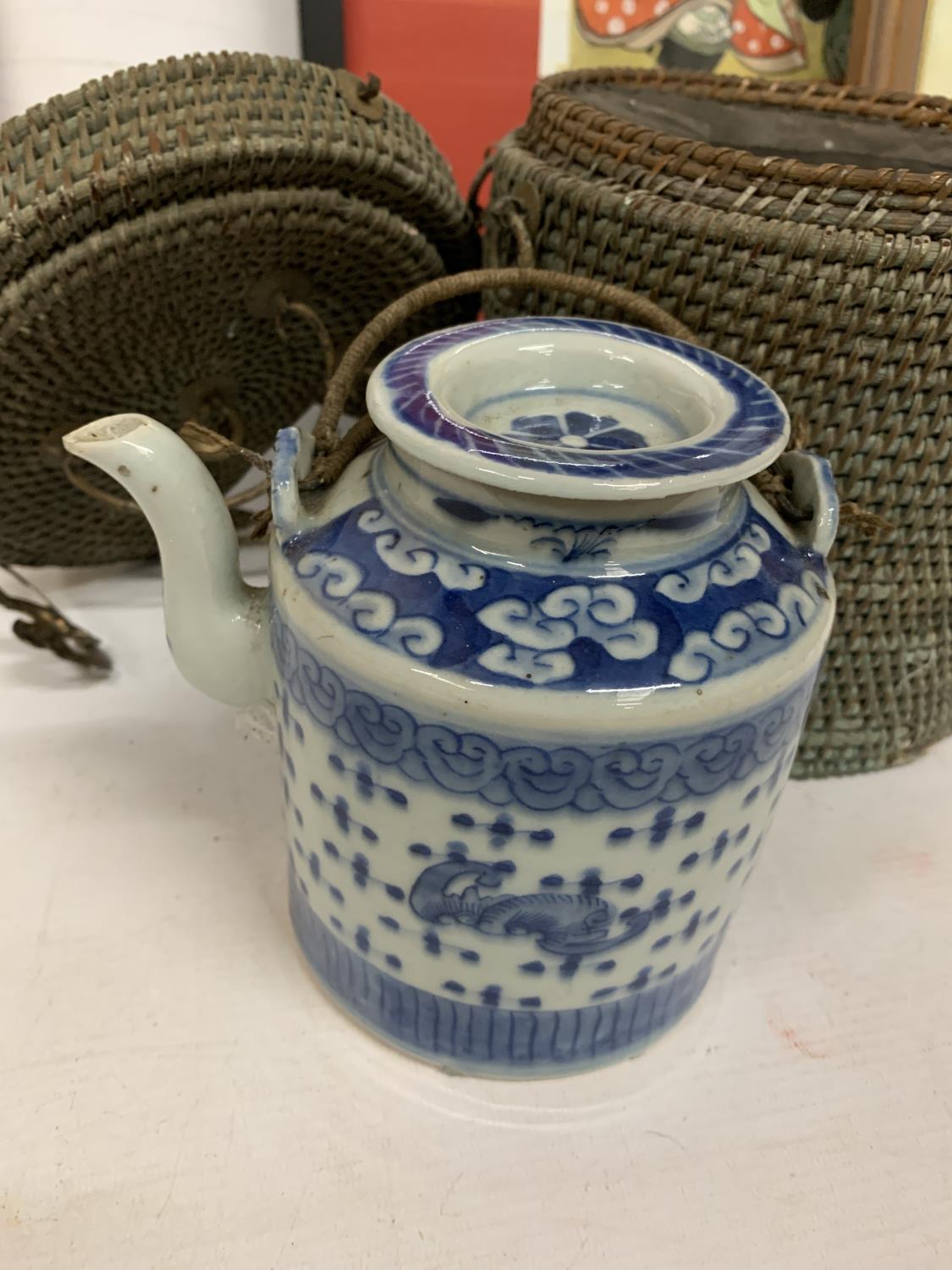 AN ANTIQUE BLUE AND WHITE CHINESE TEAPOT IN ORIGINAL BASKET - Image 2 of 4