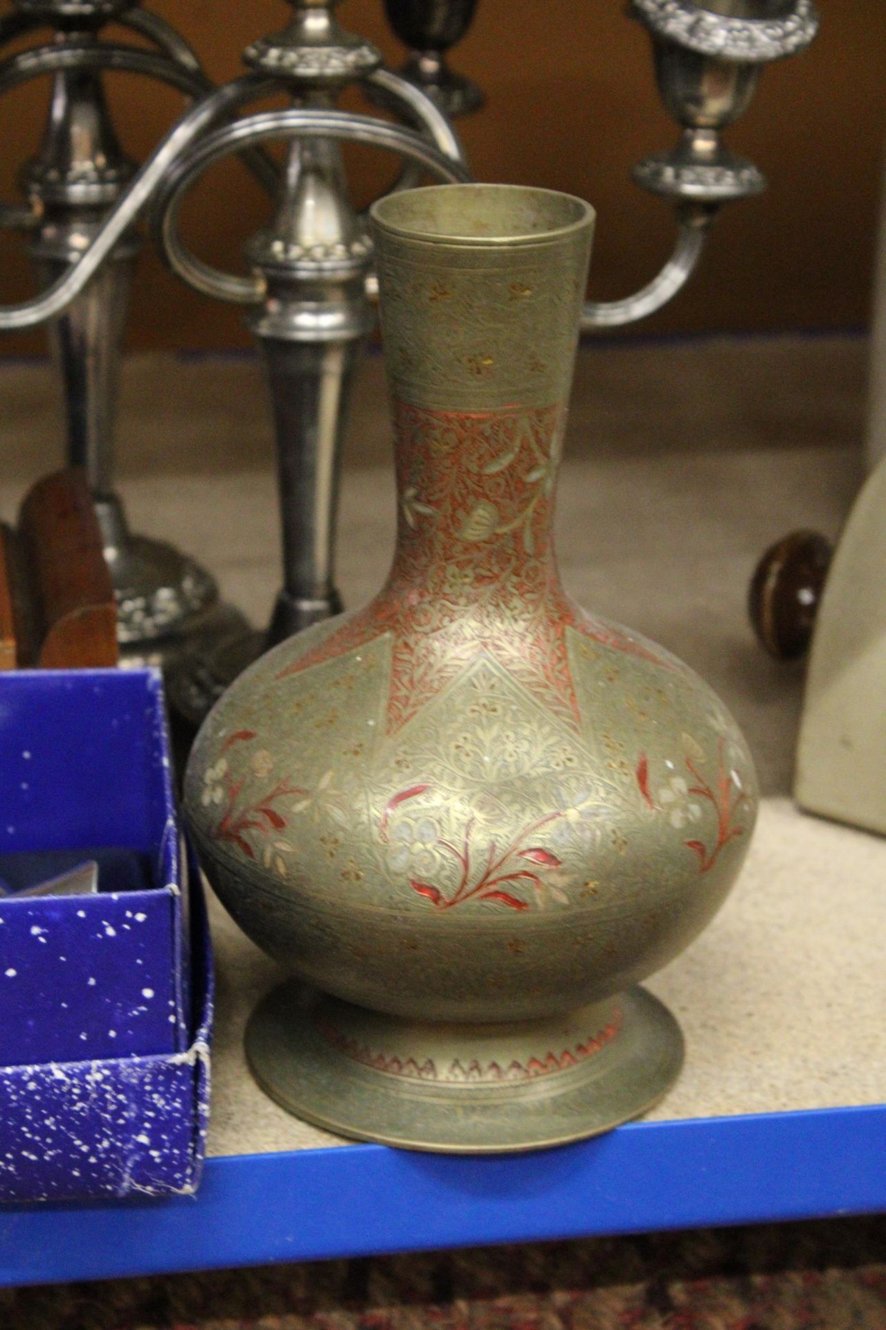 A MIXED LOT TO INCLUDE TWO CANDELABRAS, A GLASS BOWL, CORKSCREW, A METAL VASE ETC - Image 2 of 5