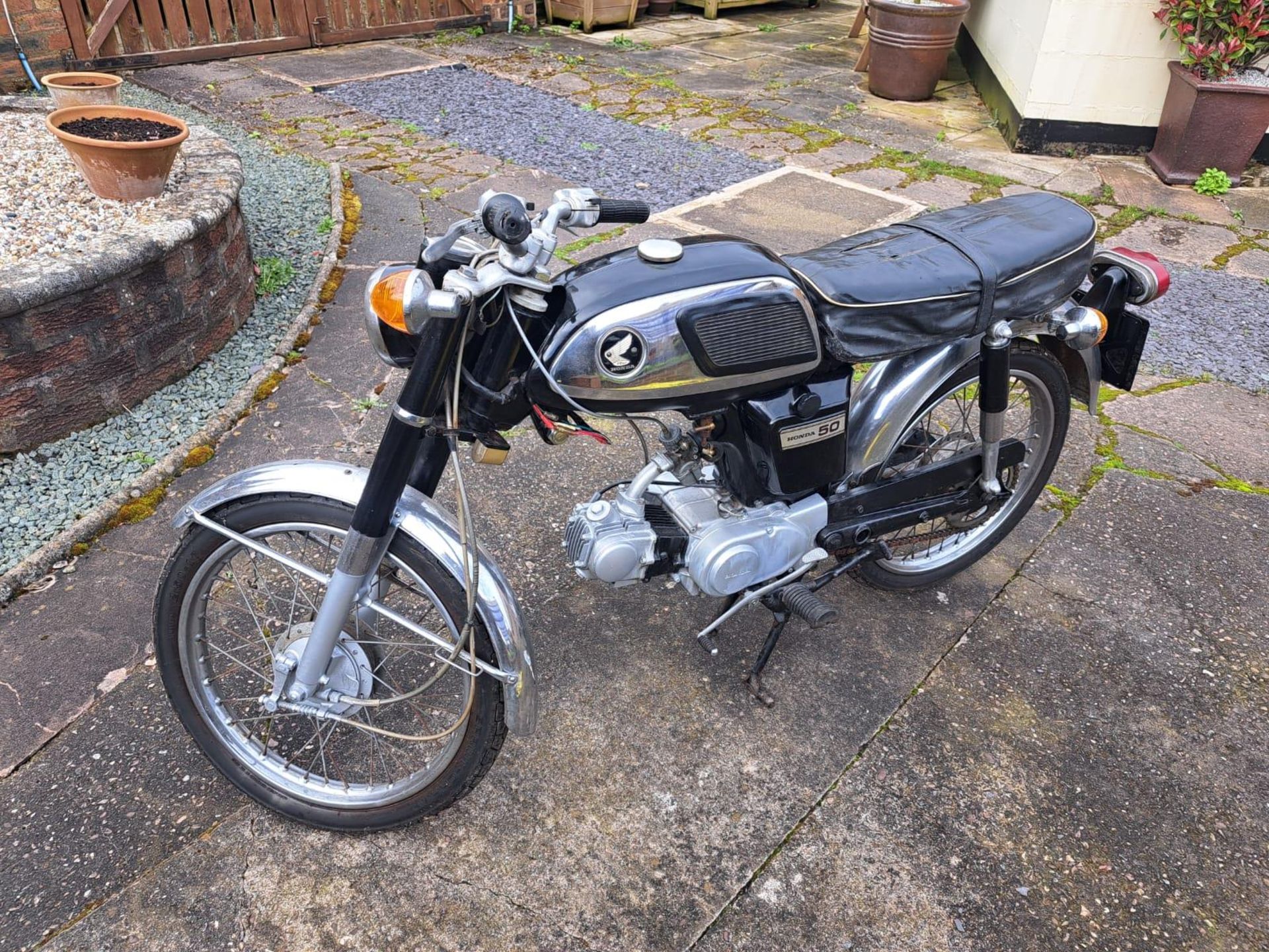 A 1972 HONDA 50 MOTORCYCLE - COMES WITH A DATING CERTIFICATE TO ENABLE REGISTRATION ON A V5C, VENDOR - Image 2 of 4