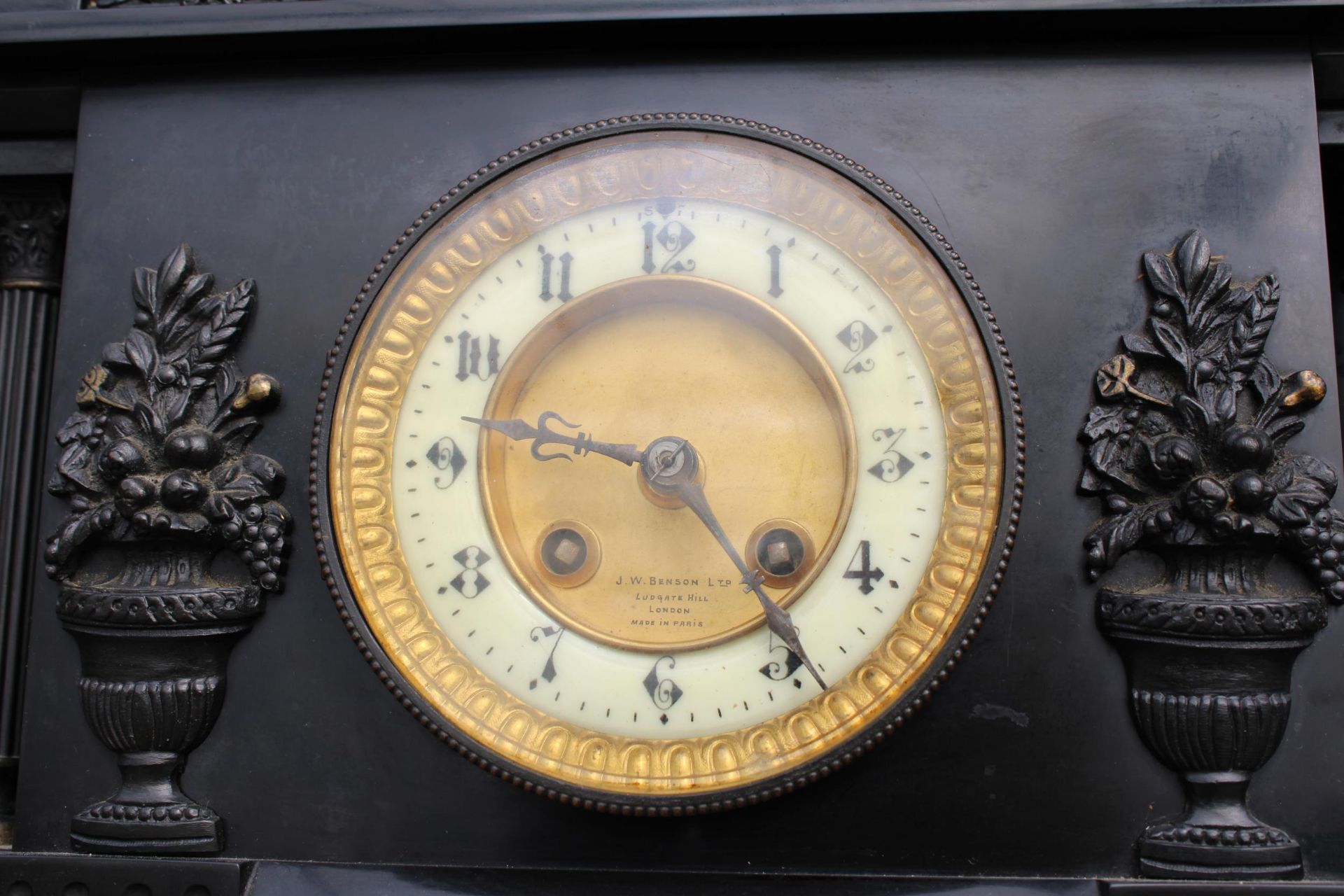 A HEAVY SLATE MANTLE CLOCK WITH A PAIR OF MATCHING CANDLE HOLDERS WITH PLAQUE INSCRIBED 'PRESENTED - Image 4 of 4