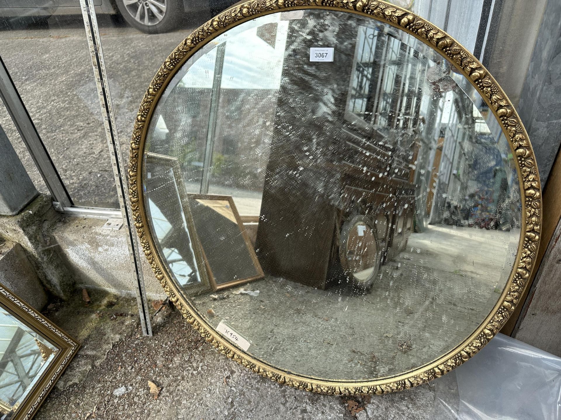 A 32" DIAMETER CIRCULAR GILT FRAMED WALL MIRROR