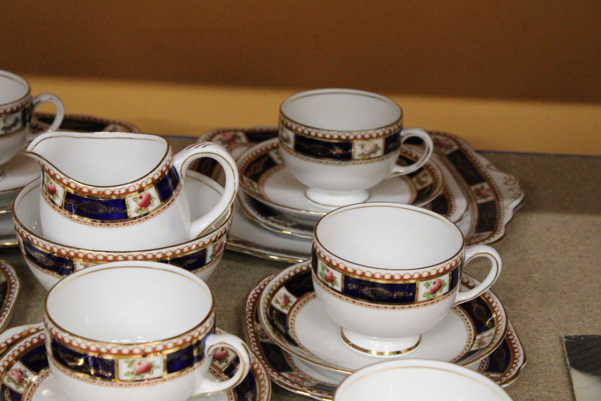 A VINTAGE ROYAL ALBERT CROWN IMARI TRIGO PART TEA SET TO INCLUDE CUPS, SAUCERS, SIDE PLATES, JUG AND - Image 3 of 5